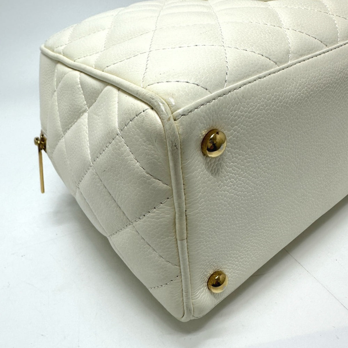 Chanel White Leather Handbag (Pre-Owned)