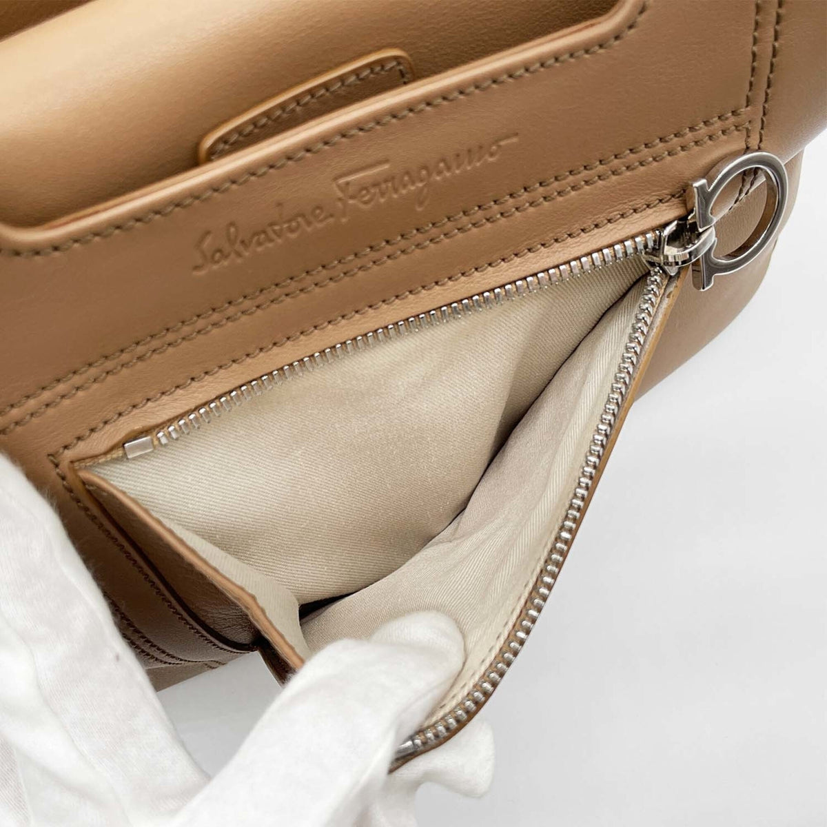 Salvatore Ferragamo Beige Silver Leather Handbag (Pre-Owned)