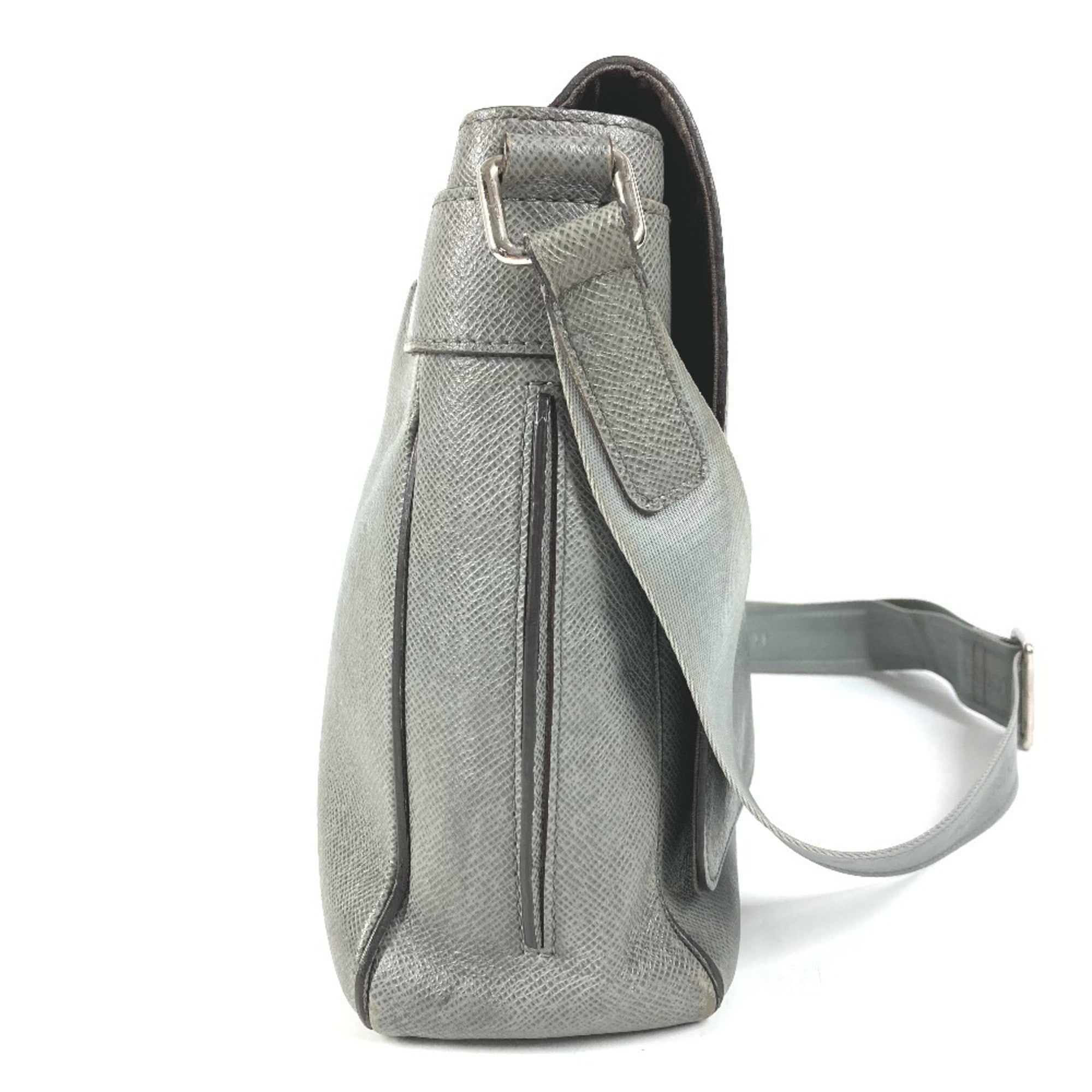 Louis Vuitton Gray Taiga Leather Messenger Bag Shoulder Bag (Pre-Owned)