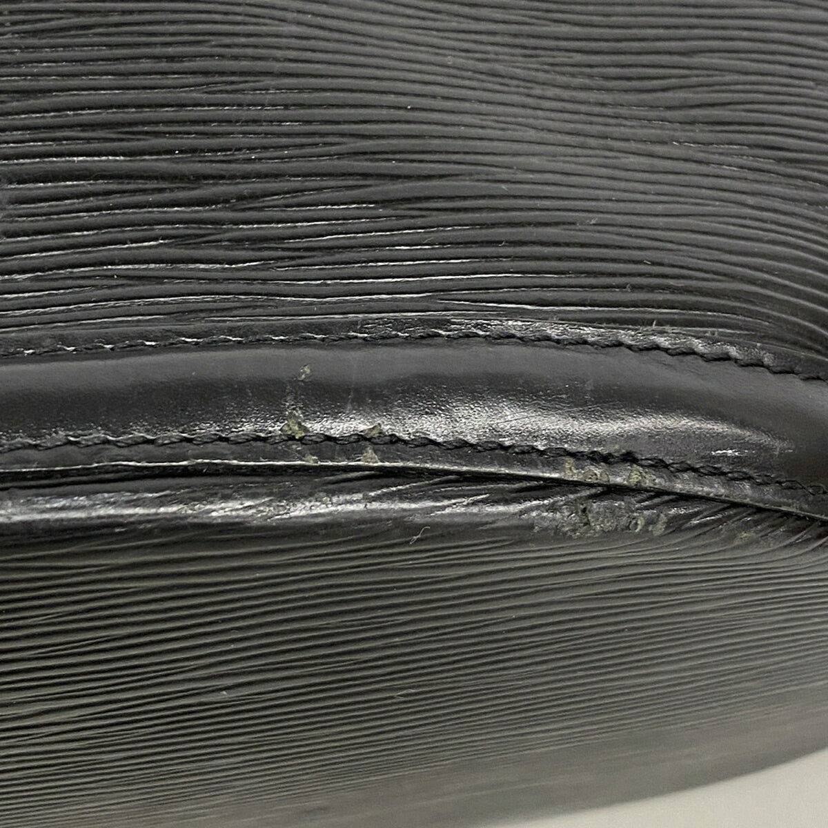 Louis Vuitton Noir Shoulder Bag (Pre-Owned)