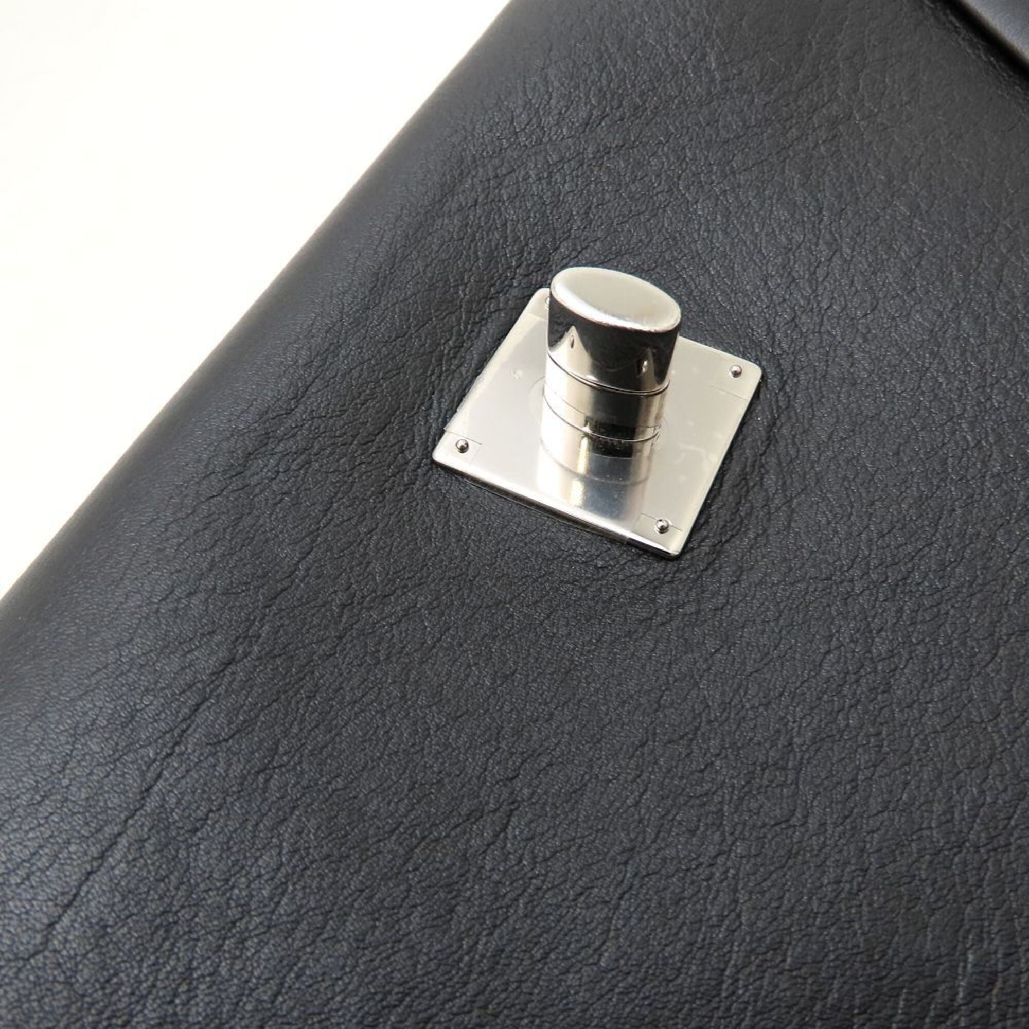 Louis Vuitton Black Leather Shoulder Bag (Pre-Owned)