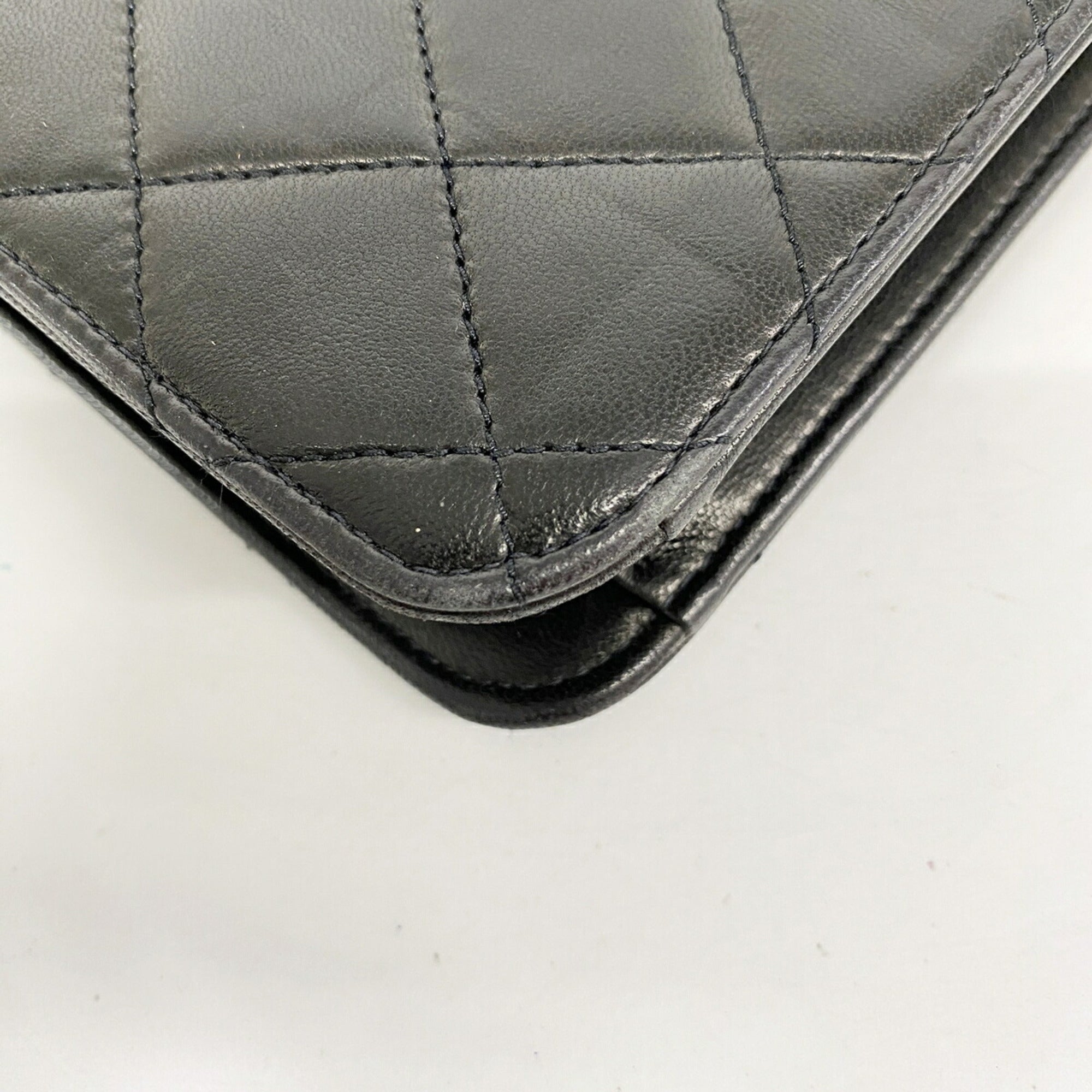 Chanel Black Leather Shoulder Bag (Pre-Owned)
