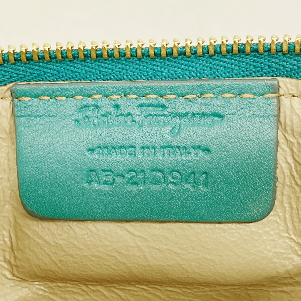 Salvatore Ferragamo Green Leather Handbag (Pre-Owned)