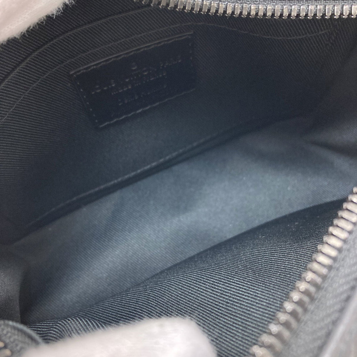 Louis Vuitton Black Taiga Leather Shoulder Bag (Pre-Owned)