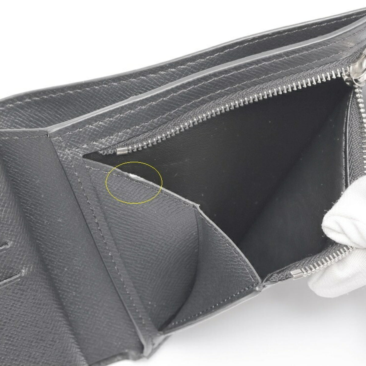 Louis Vuitton Black Taiga Leather Leather Coin Purse/Coin Case (Pre-Owned)