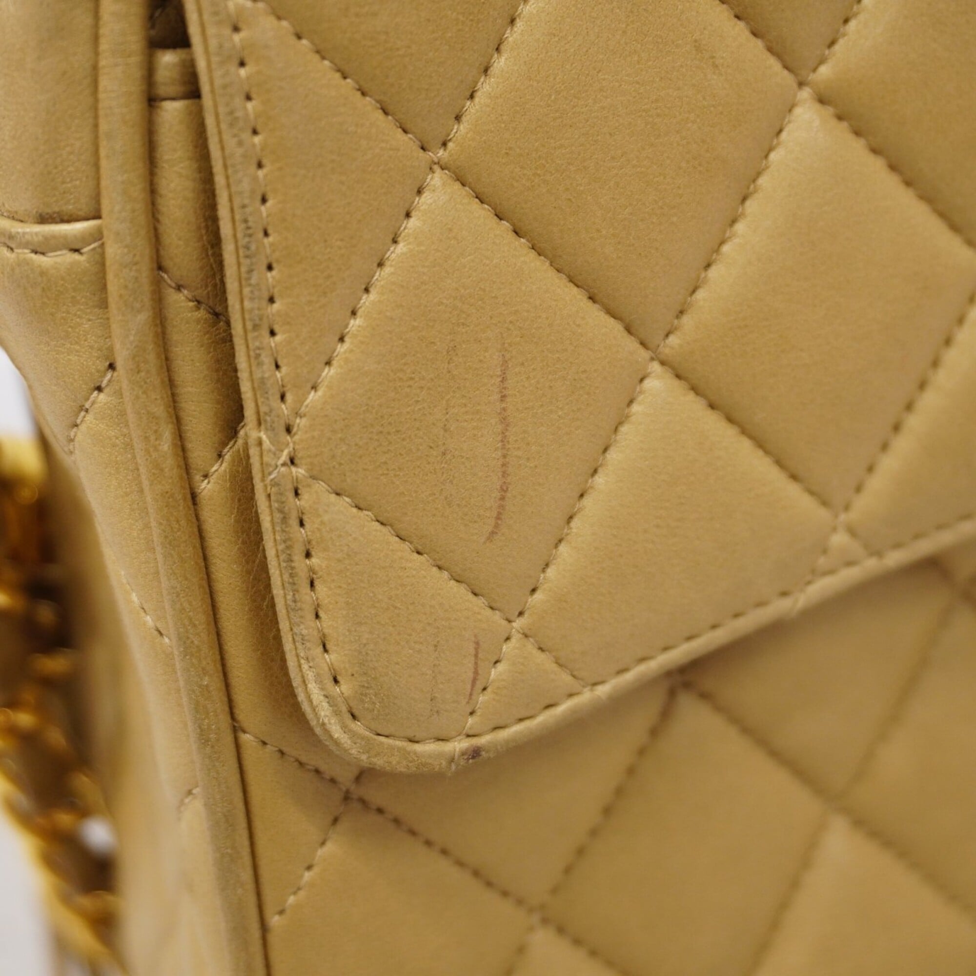 Chanel Beige Leather Shoulder Bag (Pre-Owned)