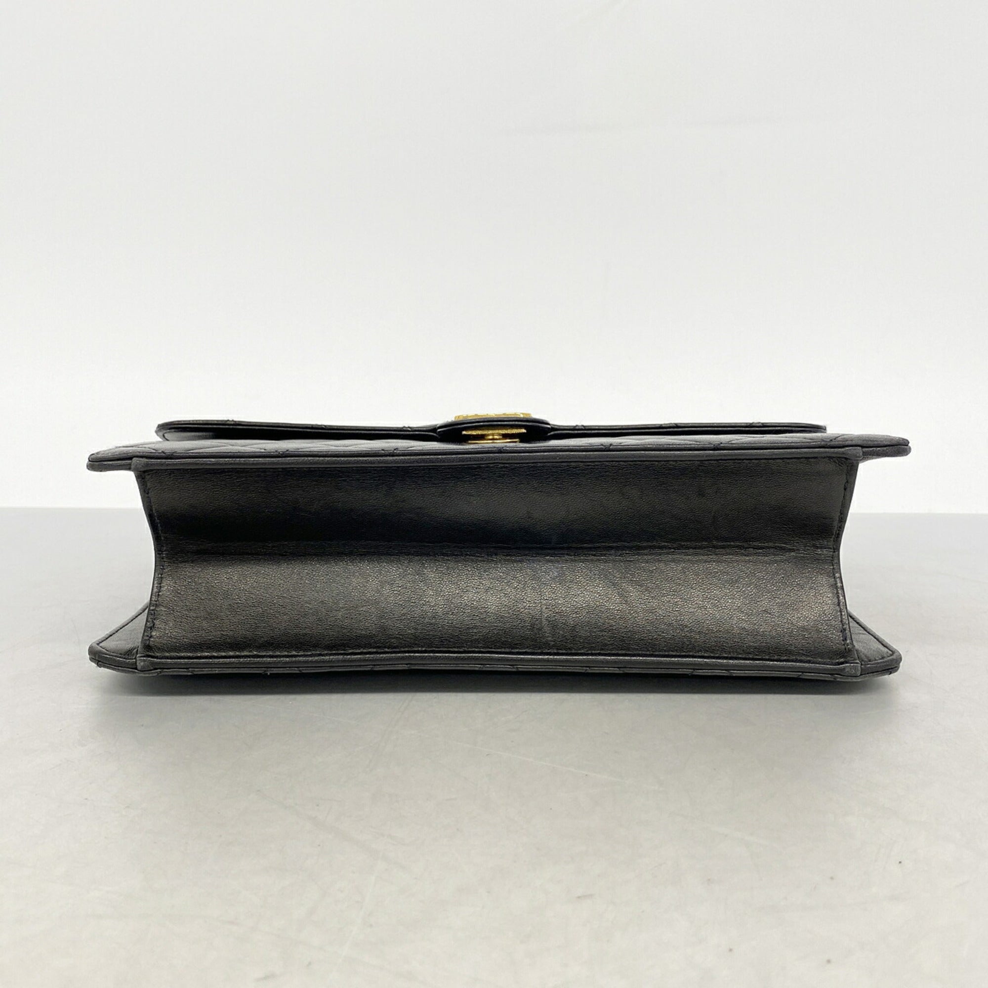 Chanel Black Leather Shoulder Bag (Pre-Owned)