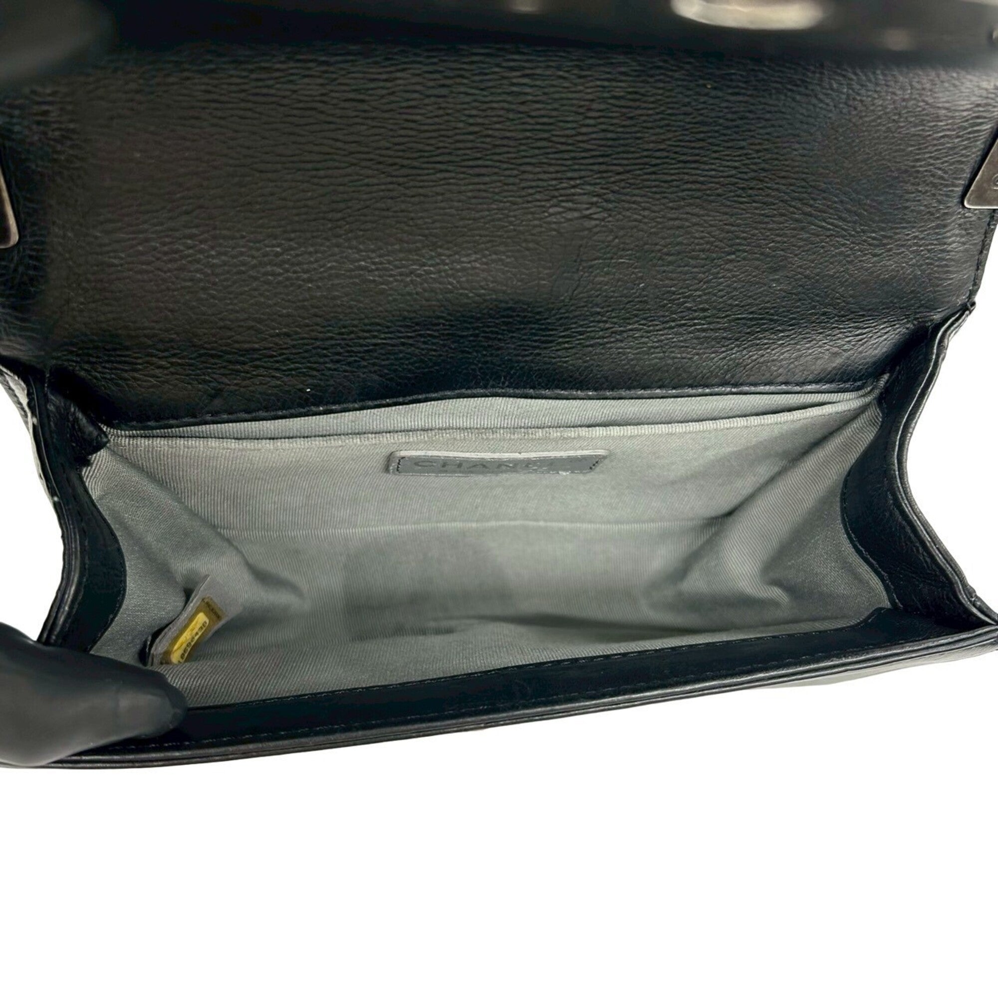 Chanel Black Leather Shoulder Bag (Pre-Owned)