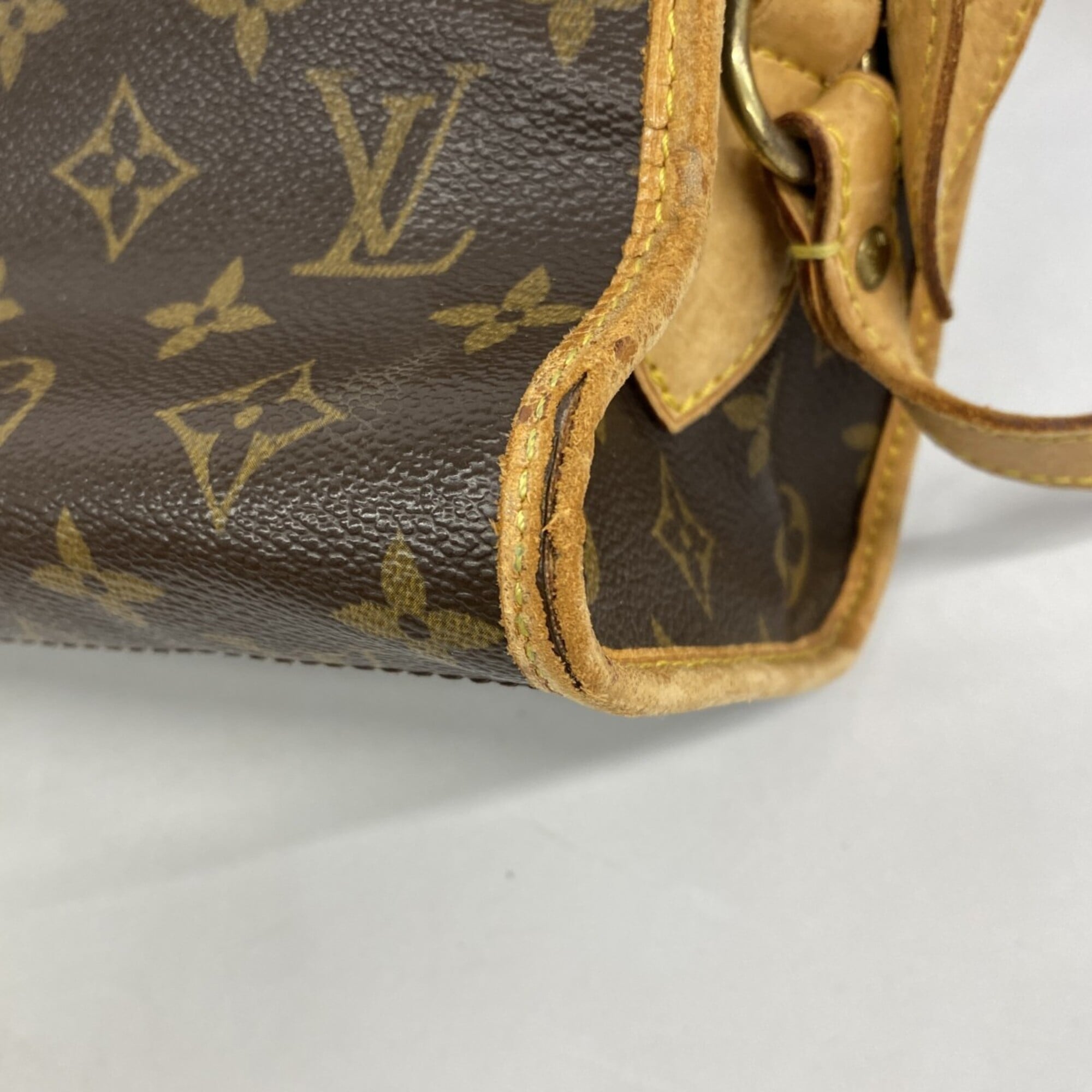 Louis Vuitton Brown Shoulder Bag (Pre-Owned)