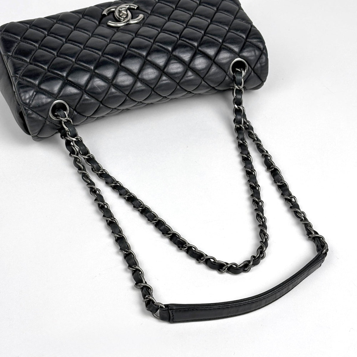 Chanel Black Leather Shoulder Bag (Pre-Owned)