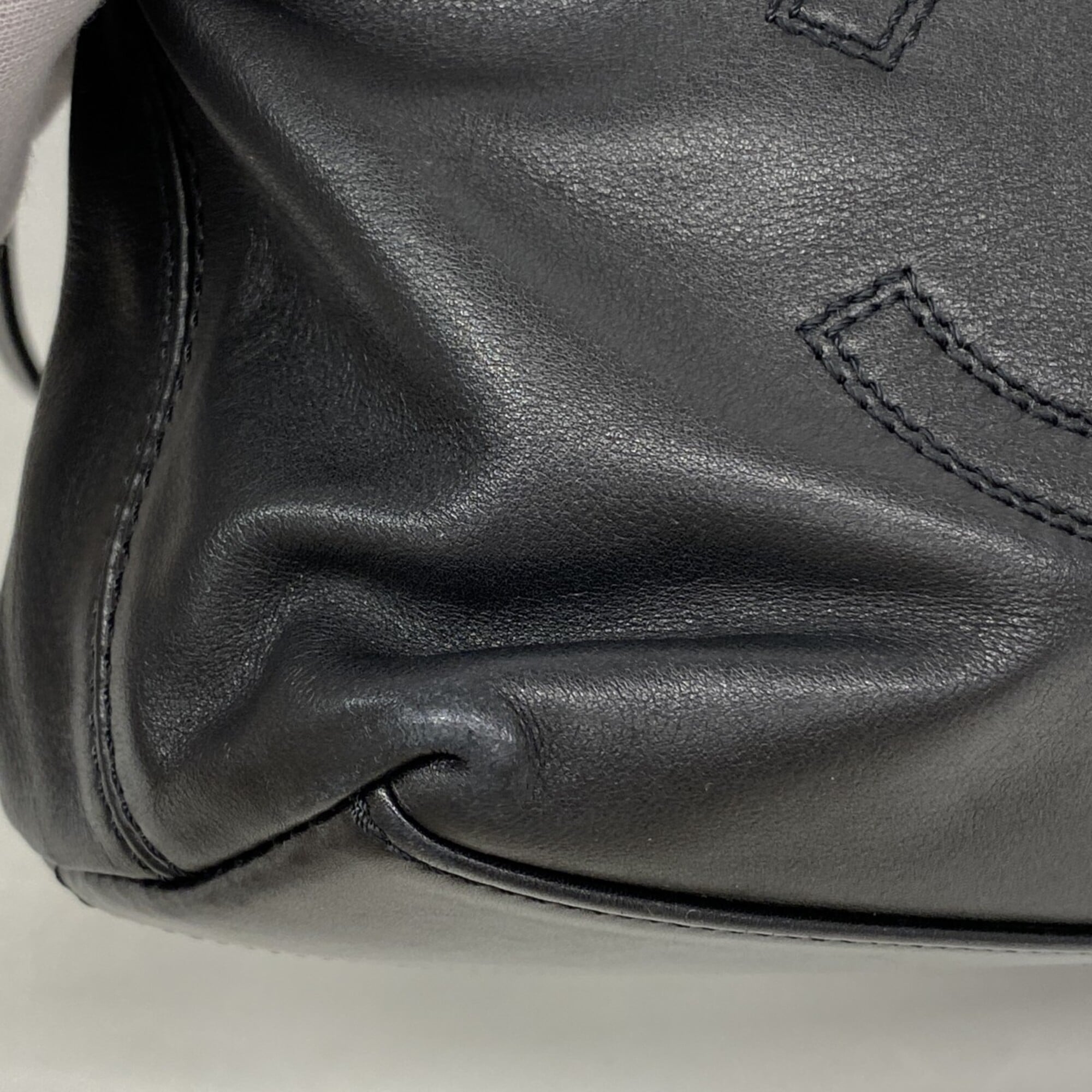 Chanel Black Leather Shoulder Bag (Pre-Owned)