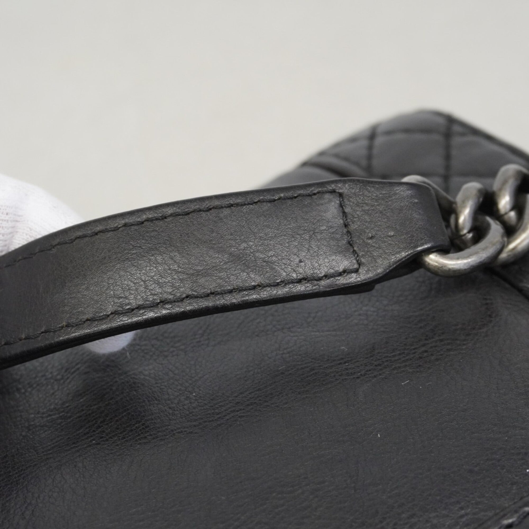 Chanel Black Leather Shoulder Bag (Pre-Owned)