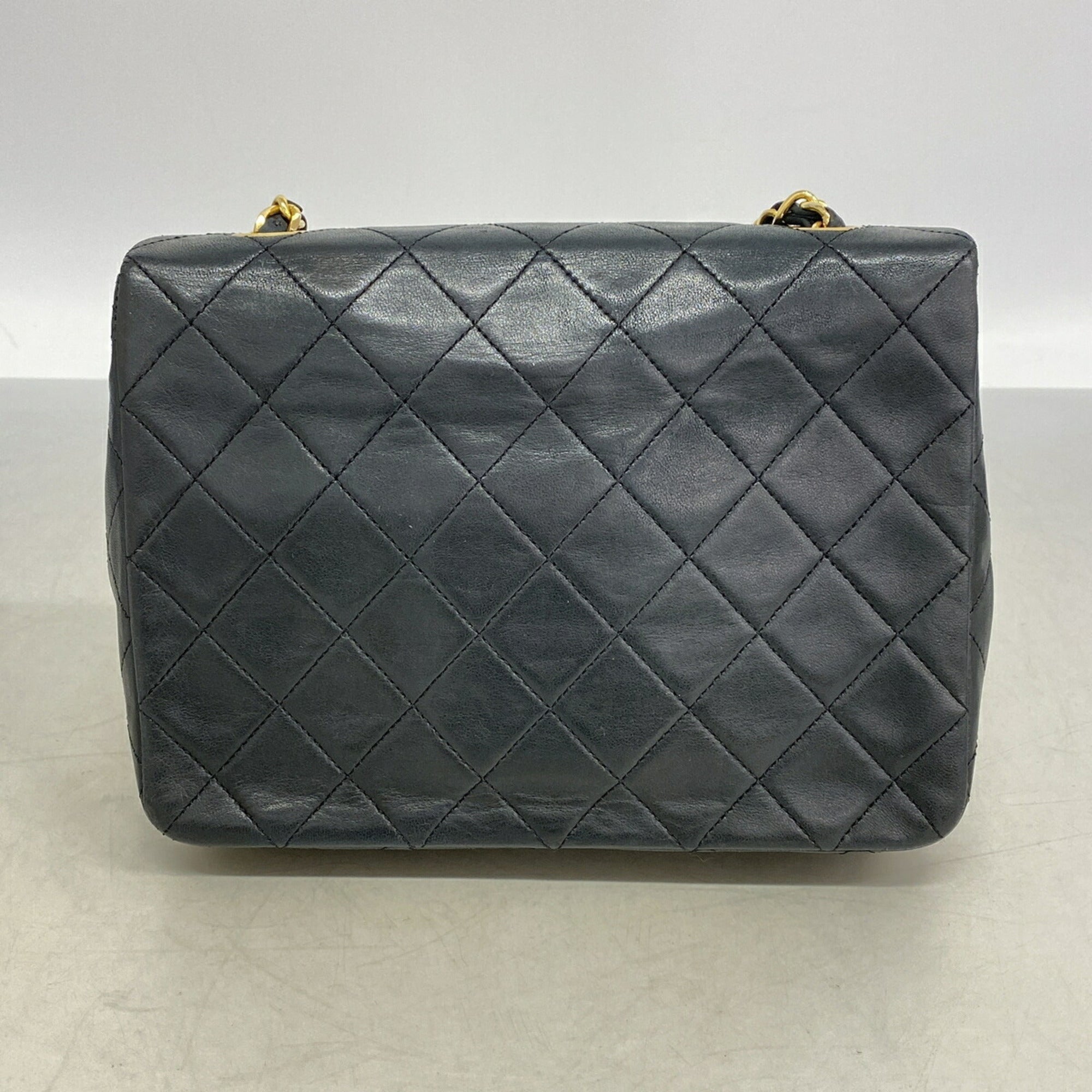 Chanel Black Leather Shoulder Bag (Pre-Owned)