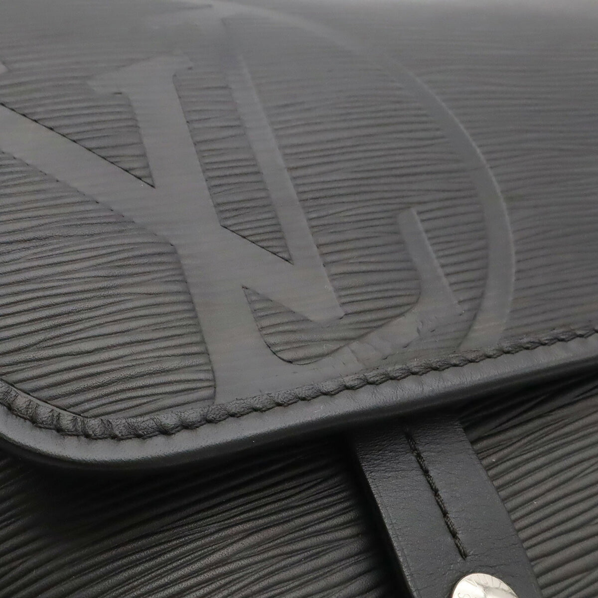 Louis Vuitton Noir Epi Leather Messenger Bag Shoulder Bag (Pre-Owned)