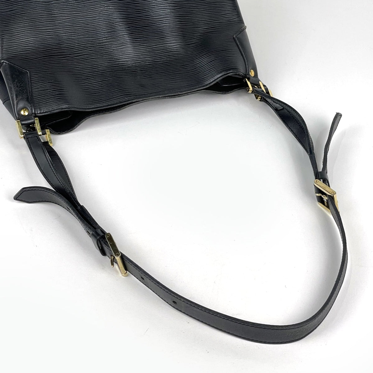 Louis Vuitton Black Noir Epi Leather Shoulder Bag (Pre-Owned)