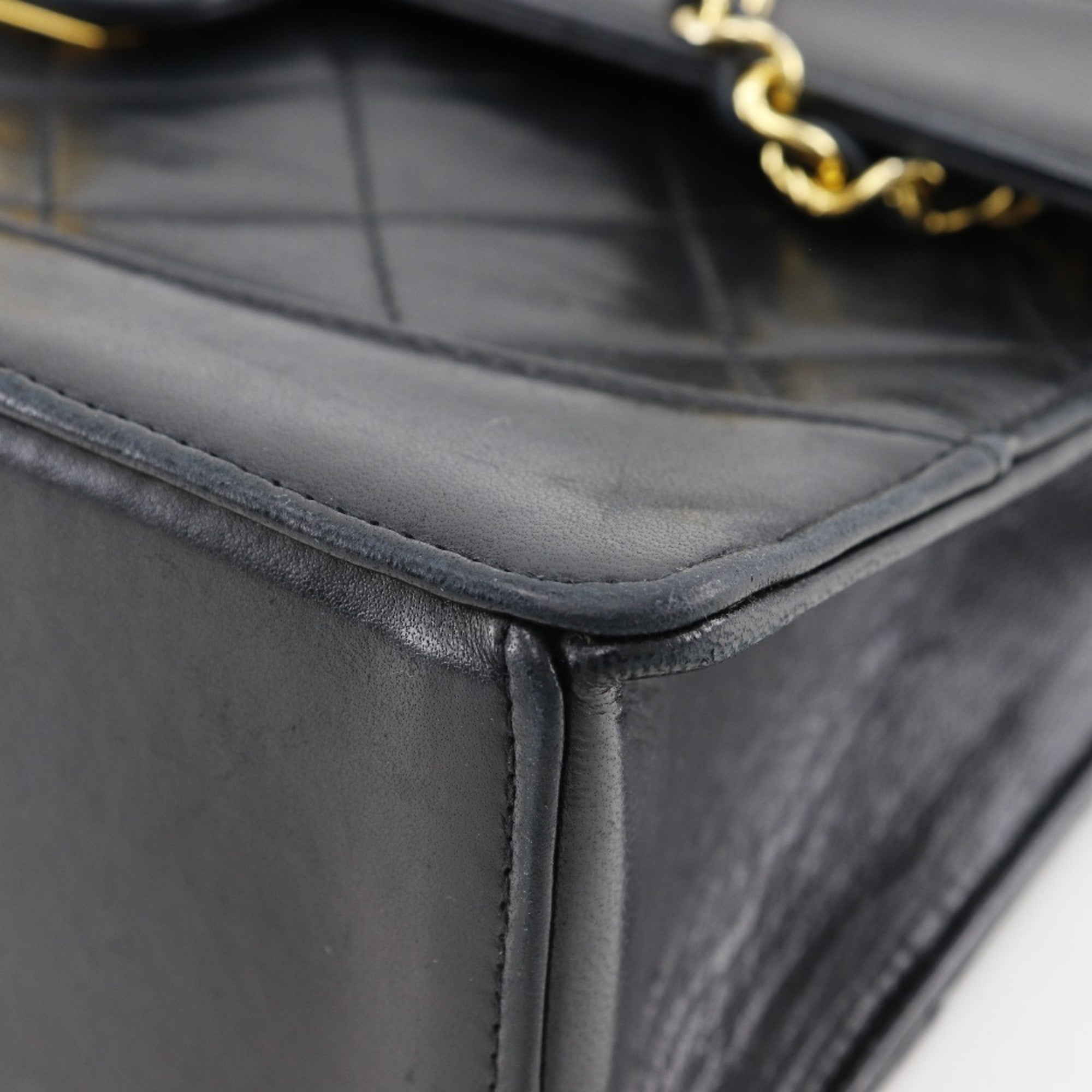 Chanel Black Leather Shoulder Bag (Pre-Owned)