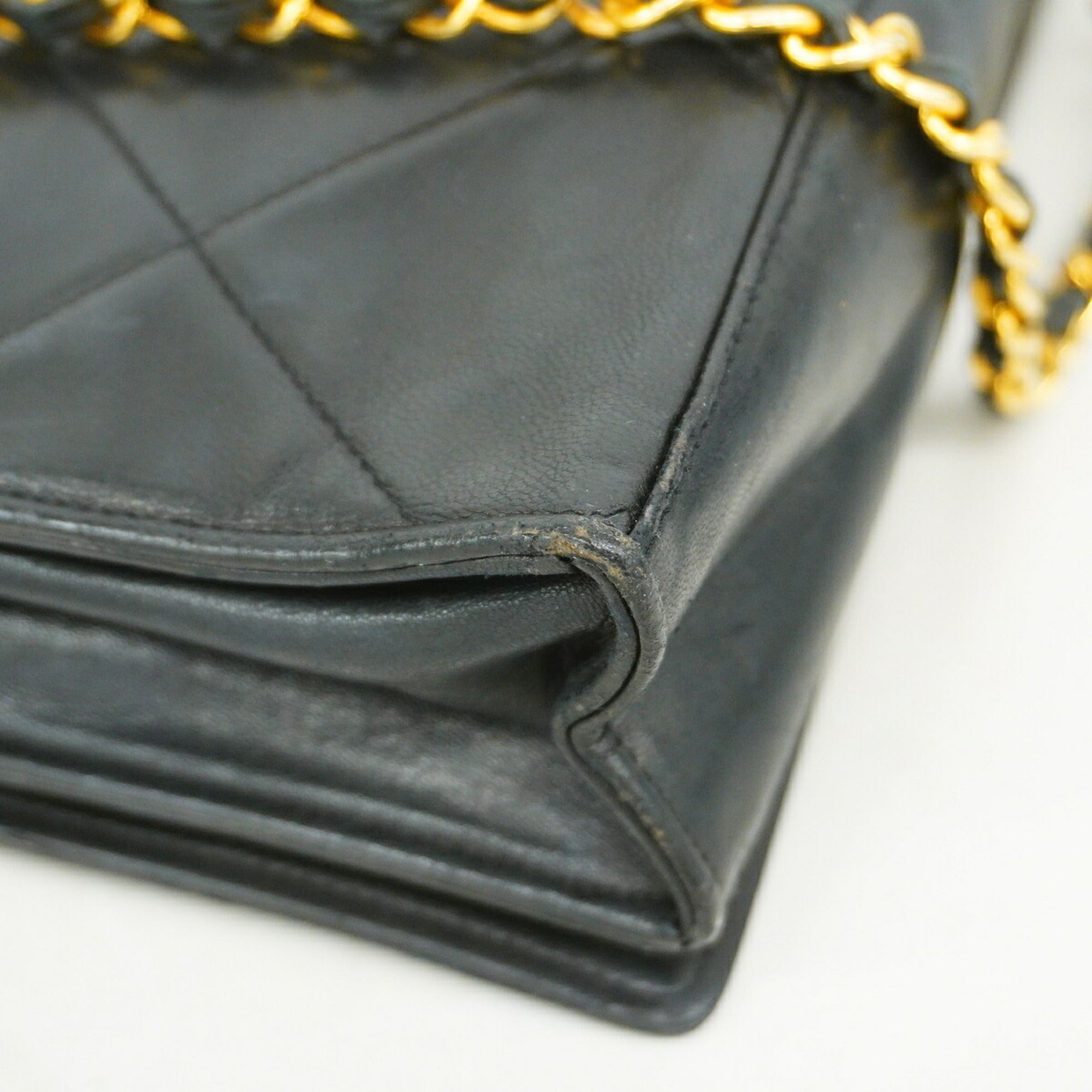 Chanel Black Leather Shoulder Bag (Pre-Owned)