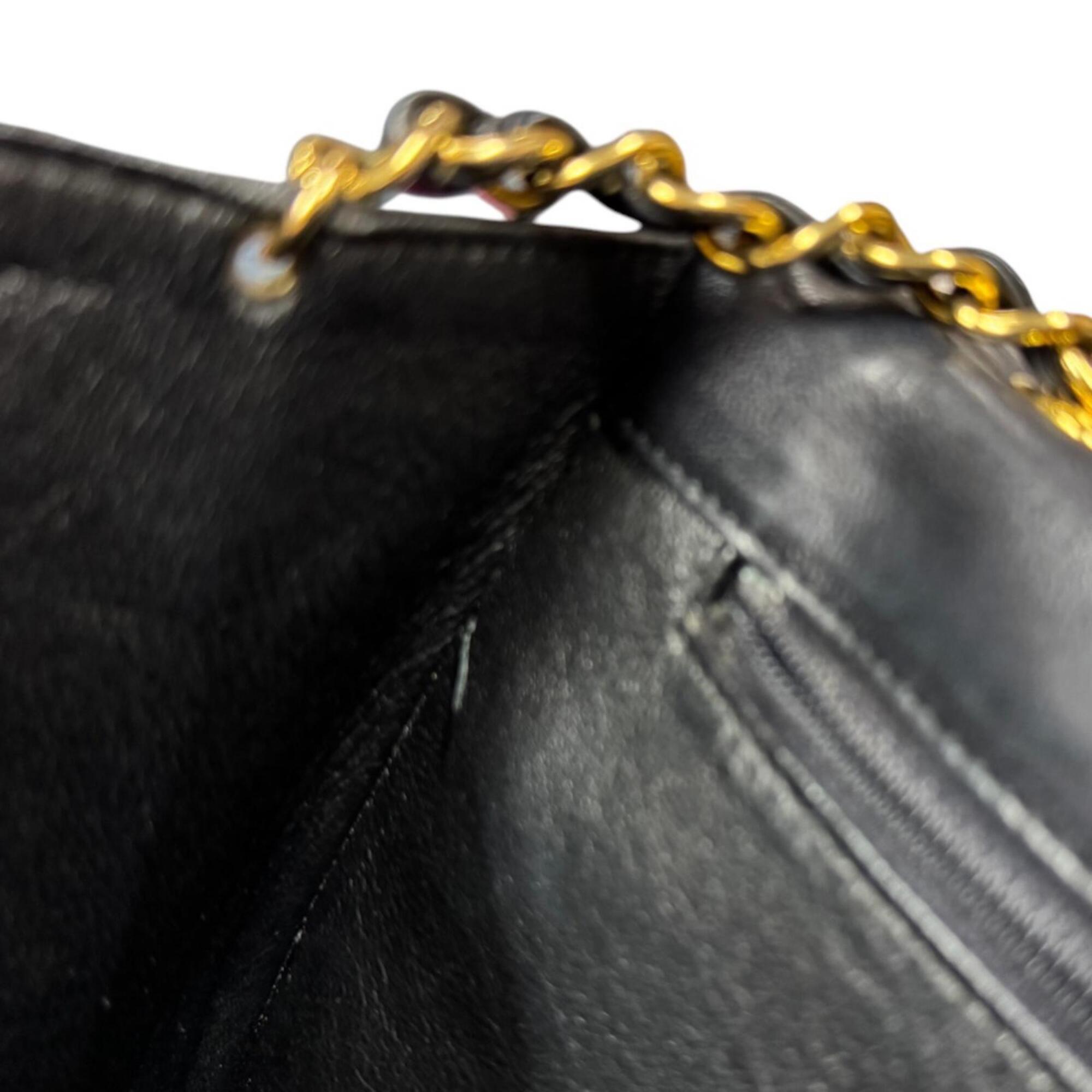 Chanel Black Leather Shoulder Bag (Pre-Owned)