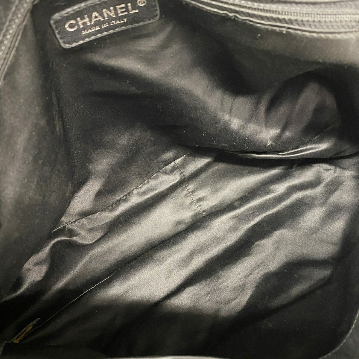 Chanel Black Leather Shoulder Bag (Pre-Owned)