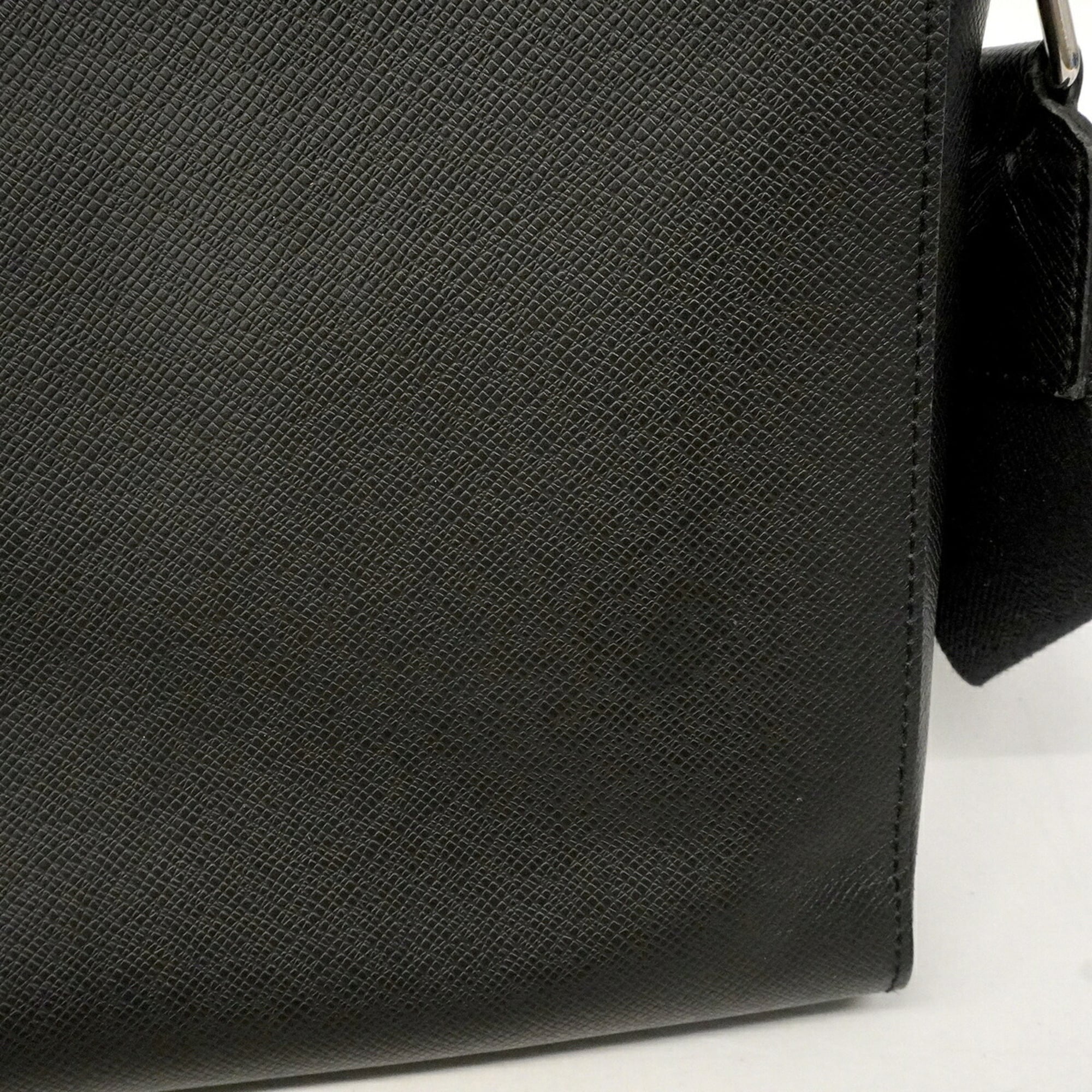Louis Vuitton Black Shoulder Bag (Pre-Owned)