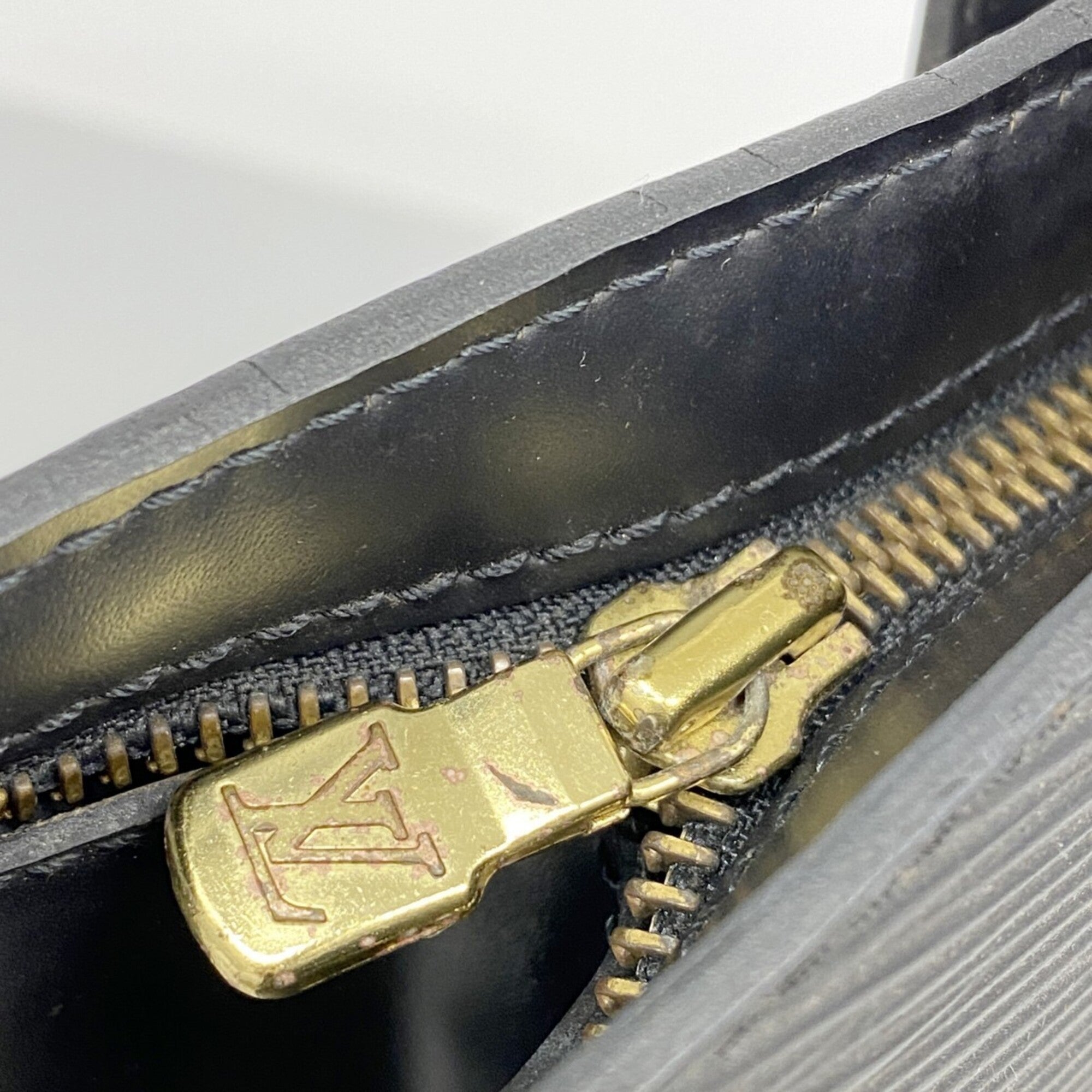 Louis Vuitton Noir Shoulder Bag (Pre-Owned)