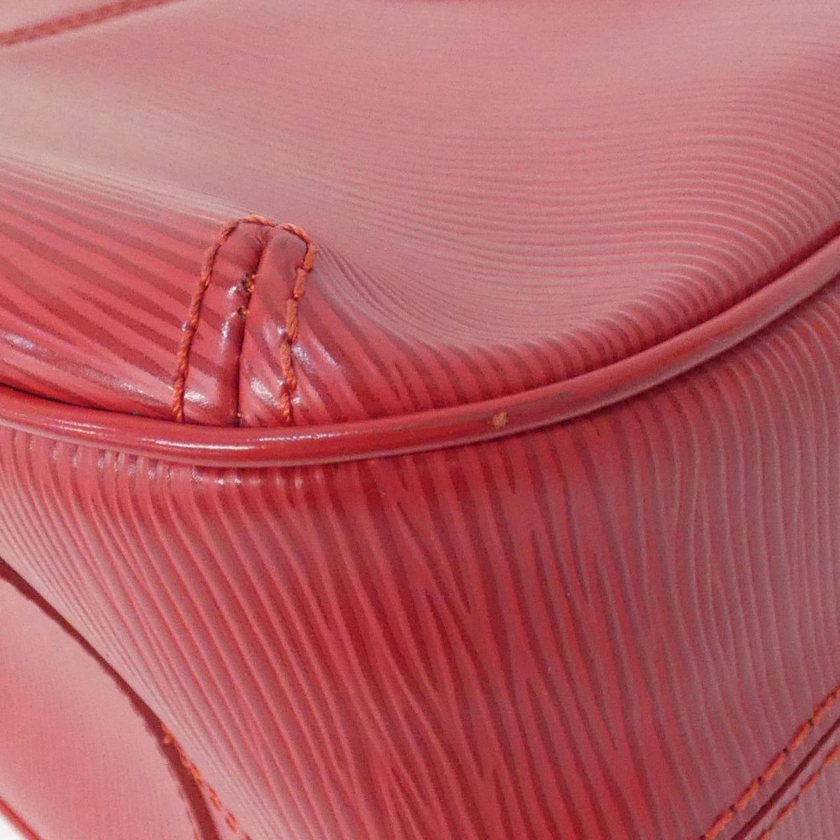 Louis Vuitton Rouge Leather Shoulder Bag (Pre-Owned)