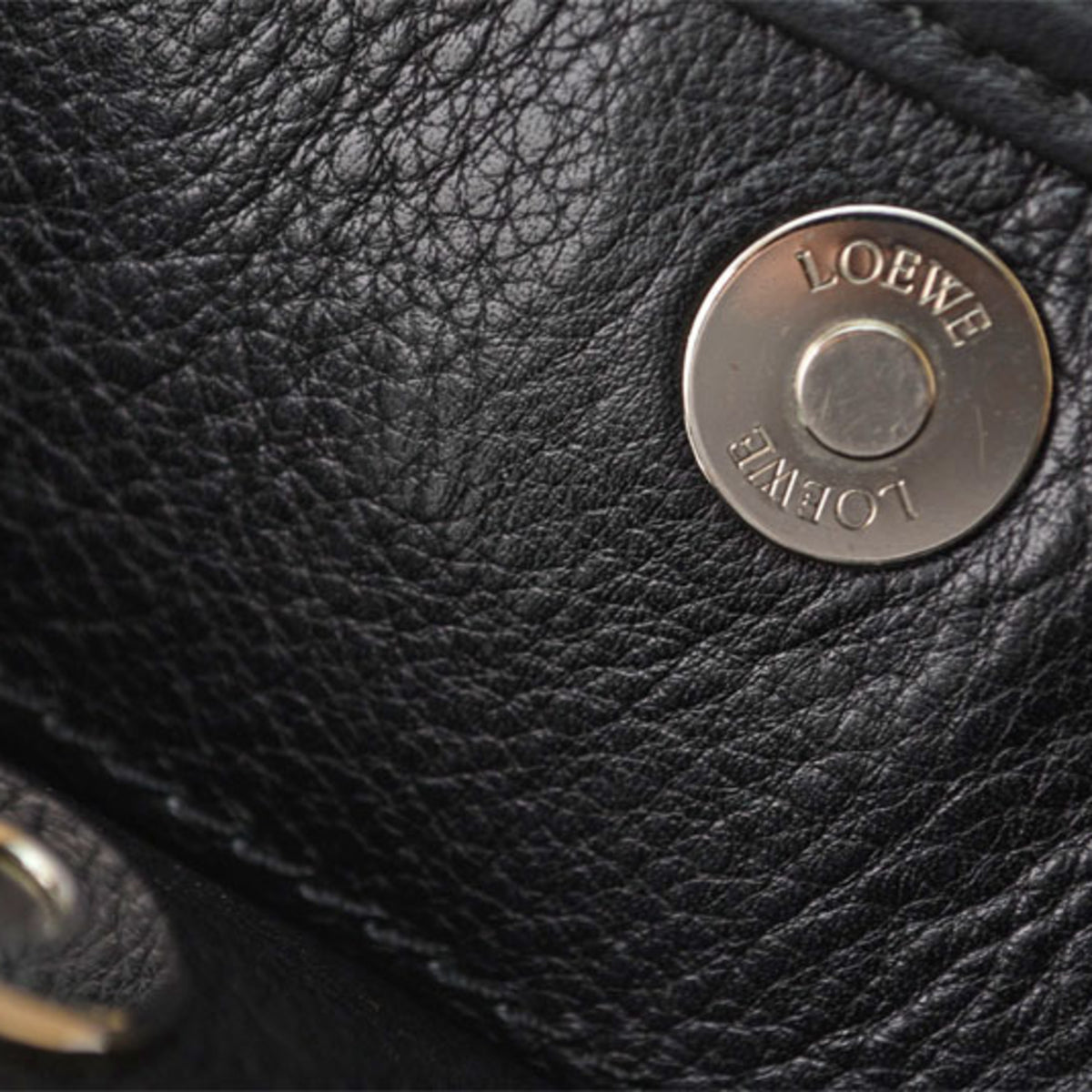 Loewe Black Leather Shoulder Bag (Pre-Owned)