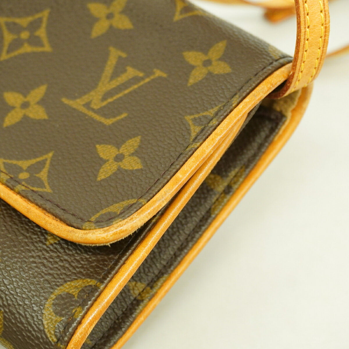 Louis Vuitton Brown Shoulder Bag (Pre-Owned)