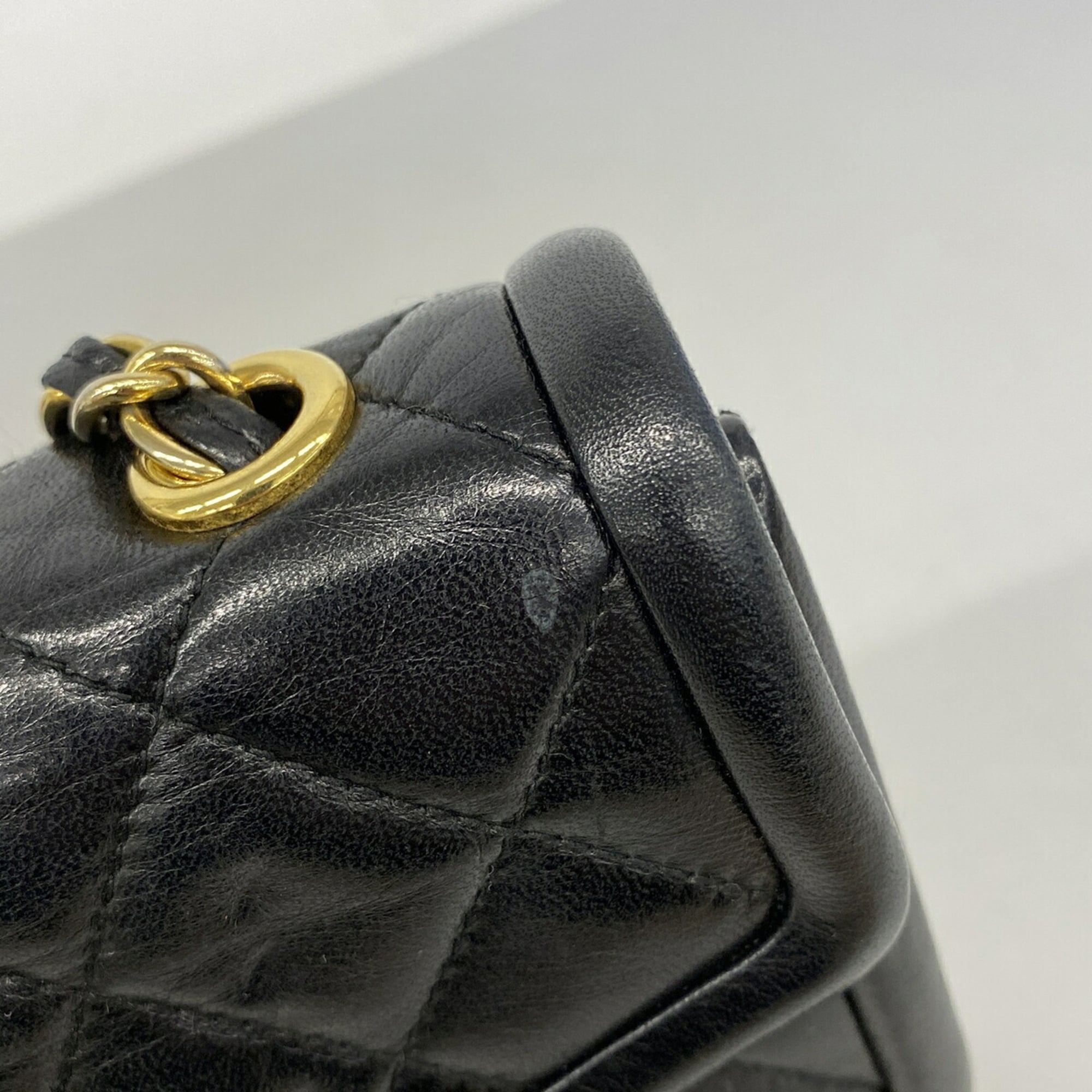 Chanel Black Leather Shoulder Bag (Pre-Owned)