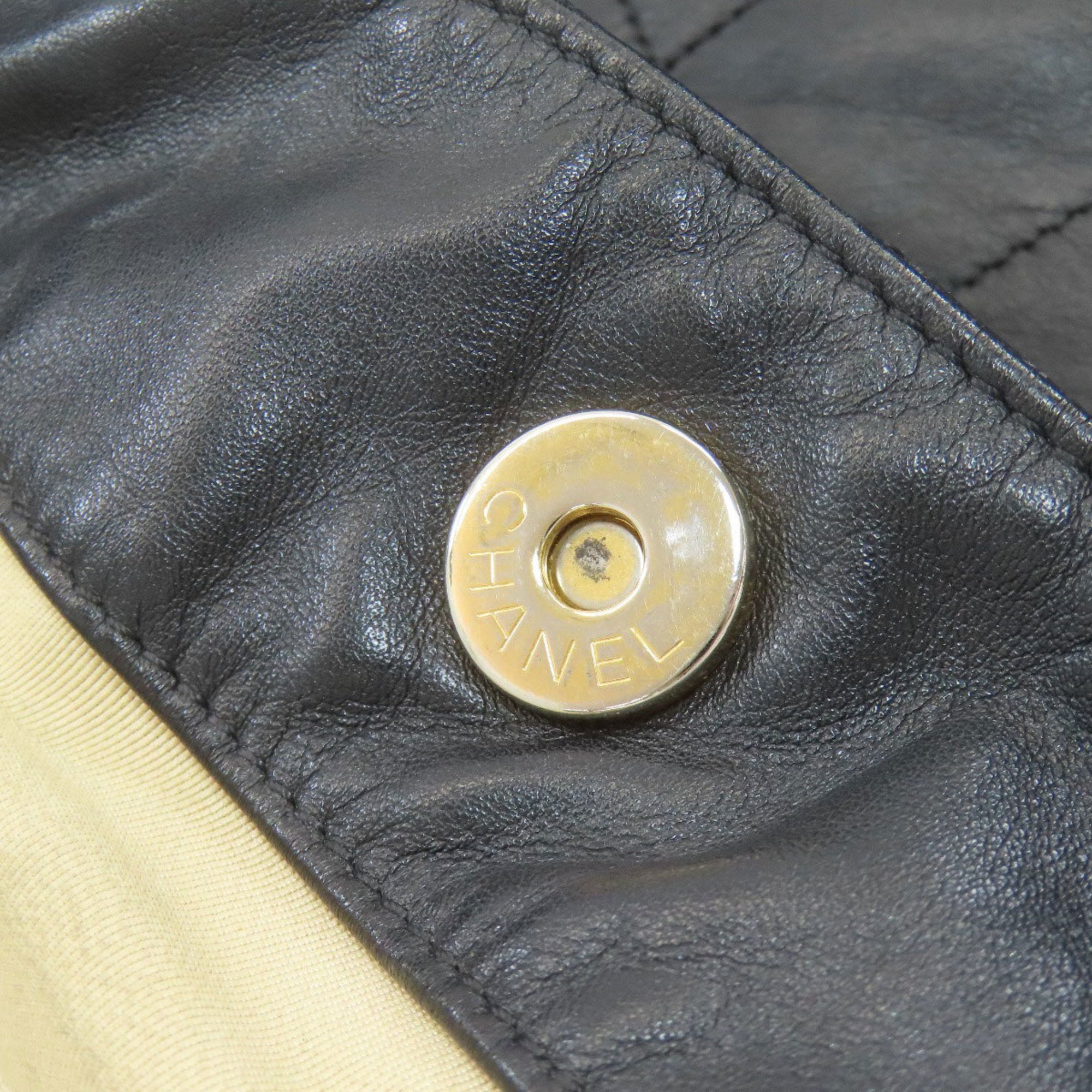 Chanel Black Leather Shoulder Bag (Pre-Owned)