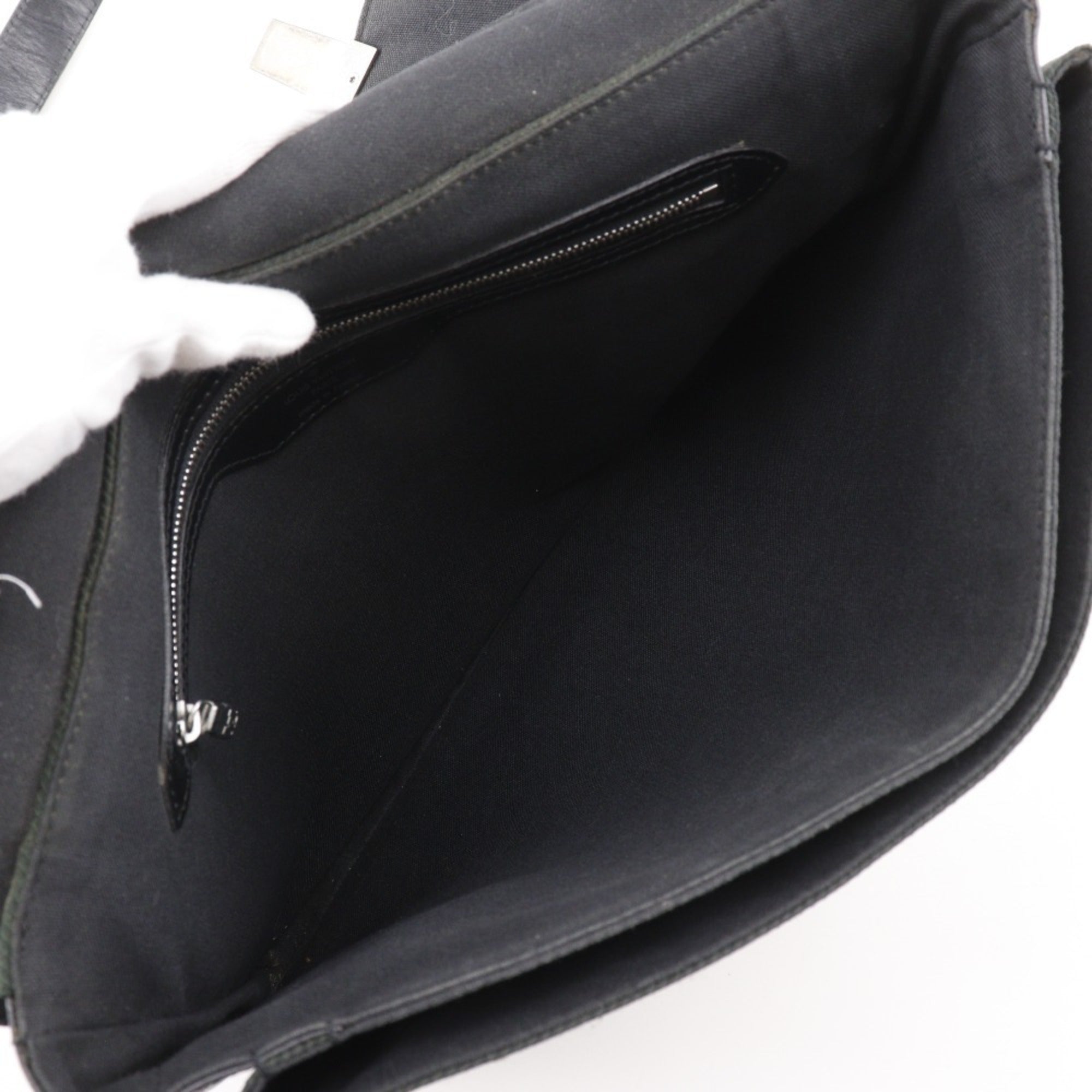 Louis Vuitton Black Noir Taiga Leather Shoulder Bag (Pre-Owned)