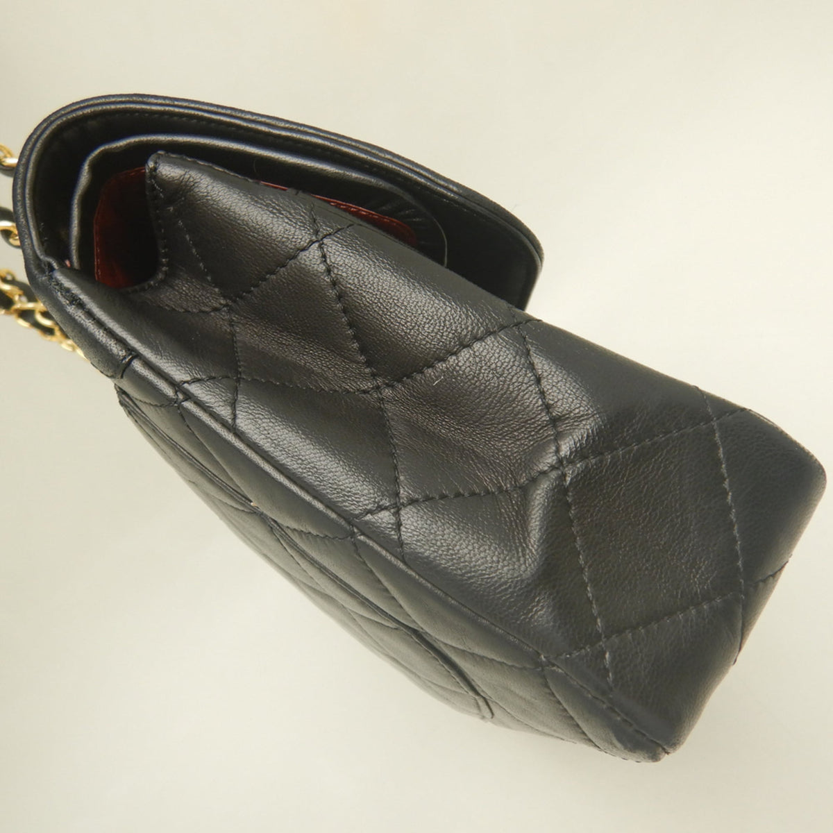Chanel Black Leather Shoulder Bag (Pre-Owned)