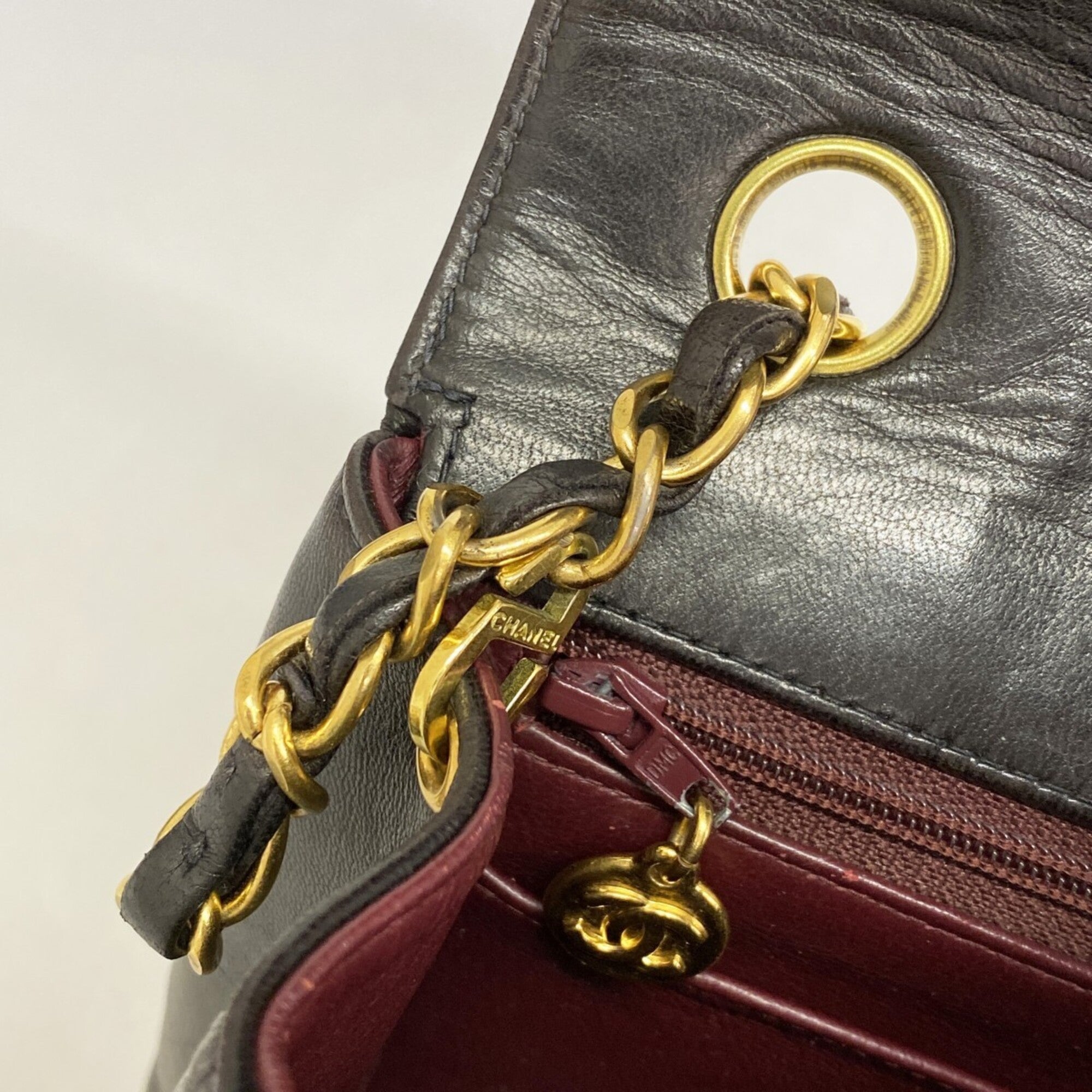 Chanel Black Leather Shoulder Bag (Pre-Owned)