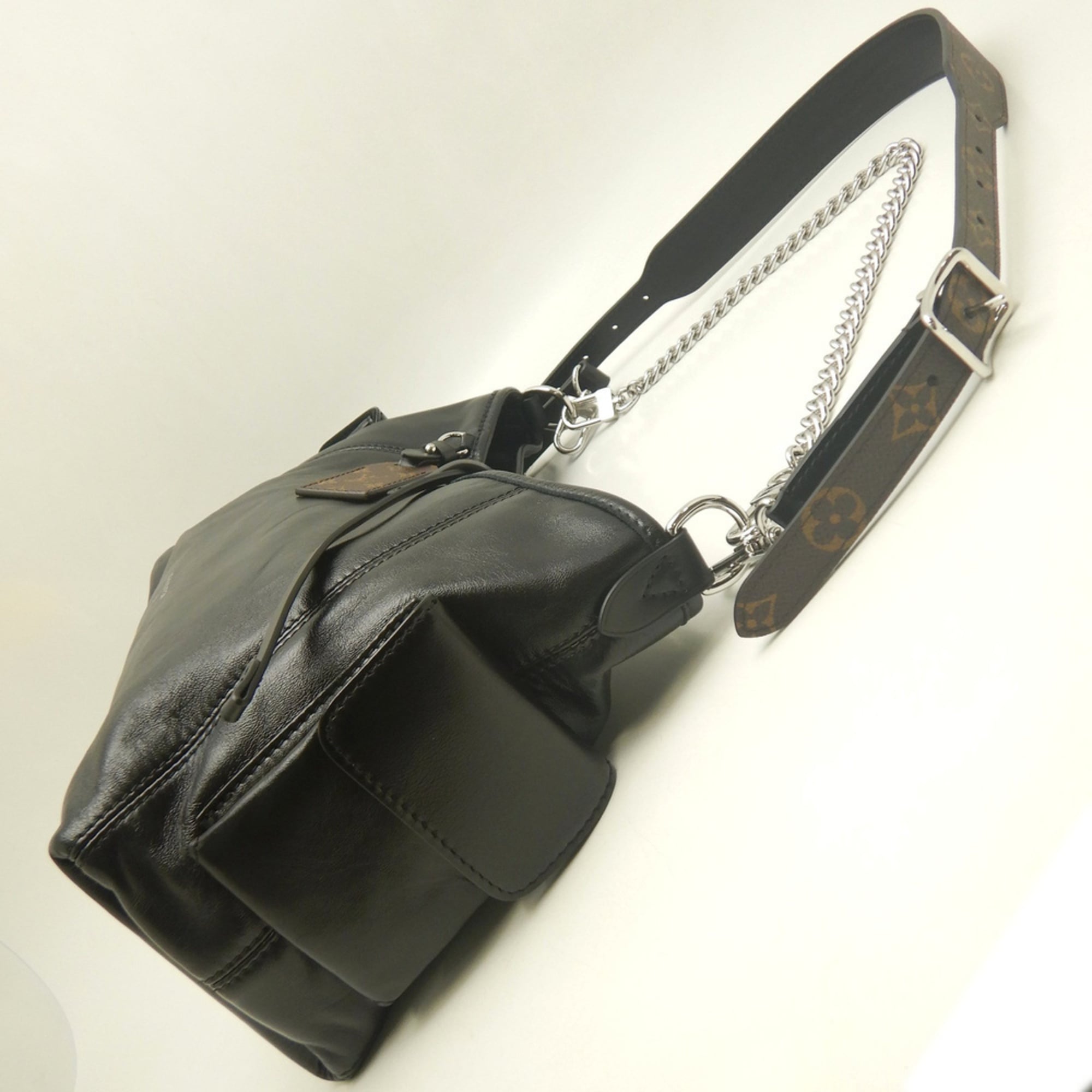 Louis Vuitton Noir Leather Shoulder Bag (Pre-Owned)