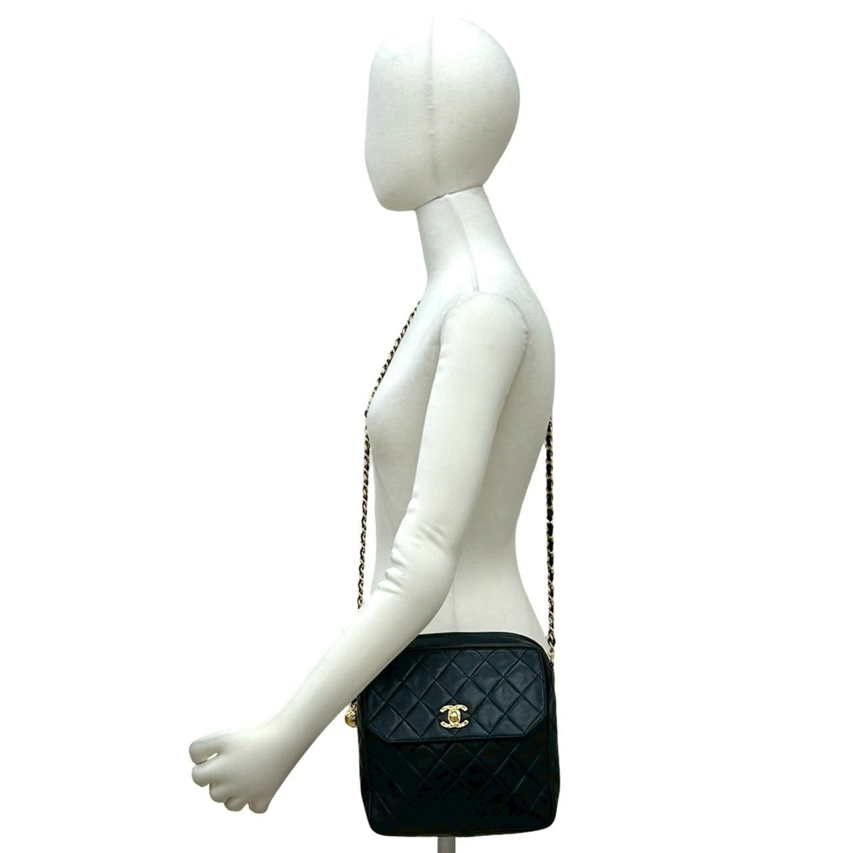 Chanel Matelasse Black Leather Shoulder Bag (Pre-Owned)