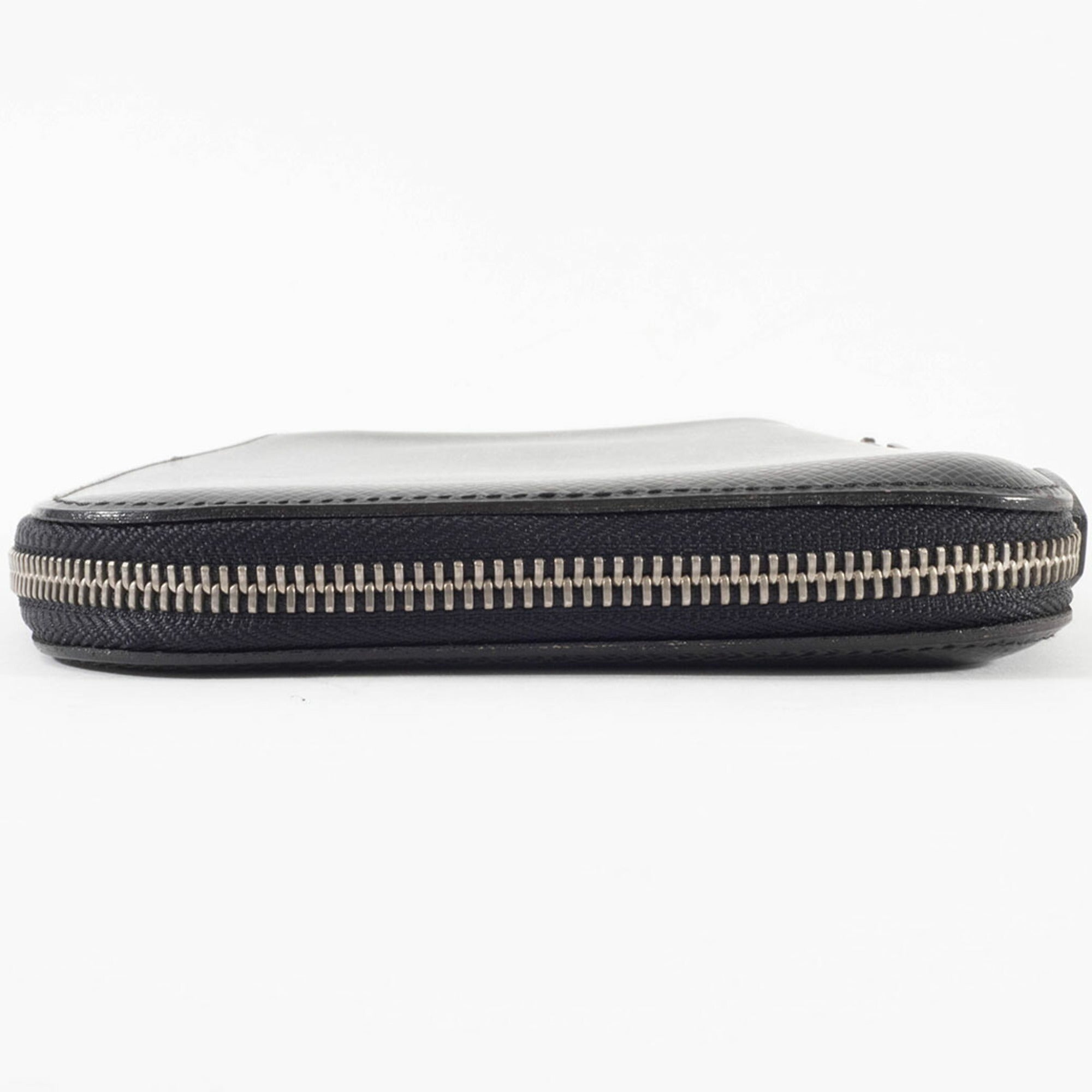 Louis Vuitton Black Taiga Leather Leather Long Bill Wallet (Bi-Fold) (Pre-Owned)