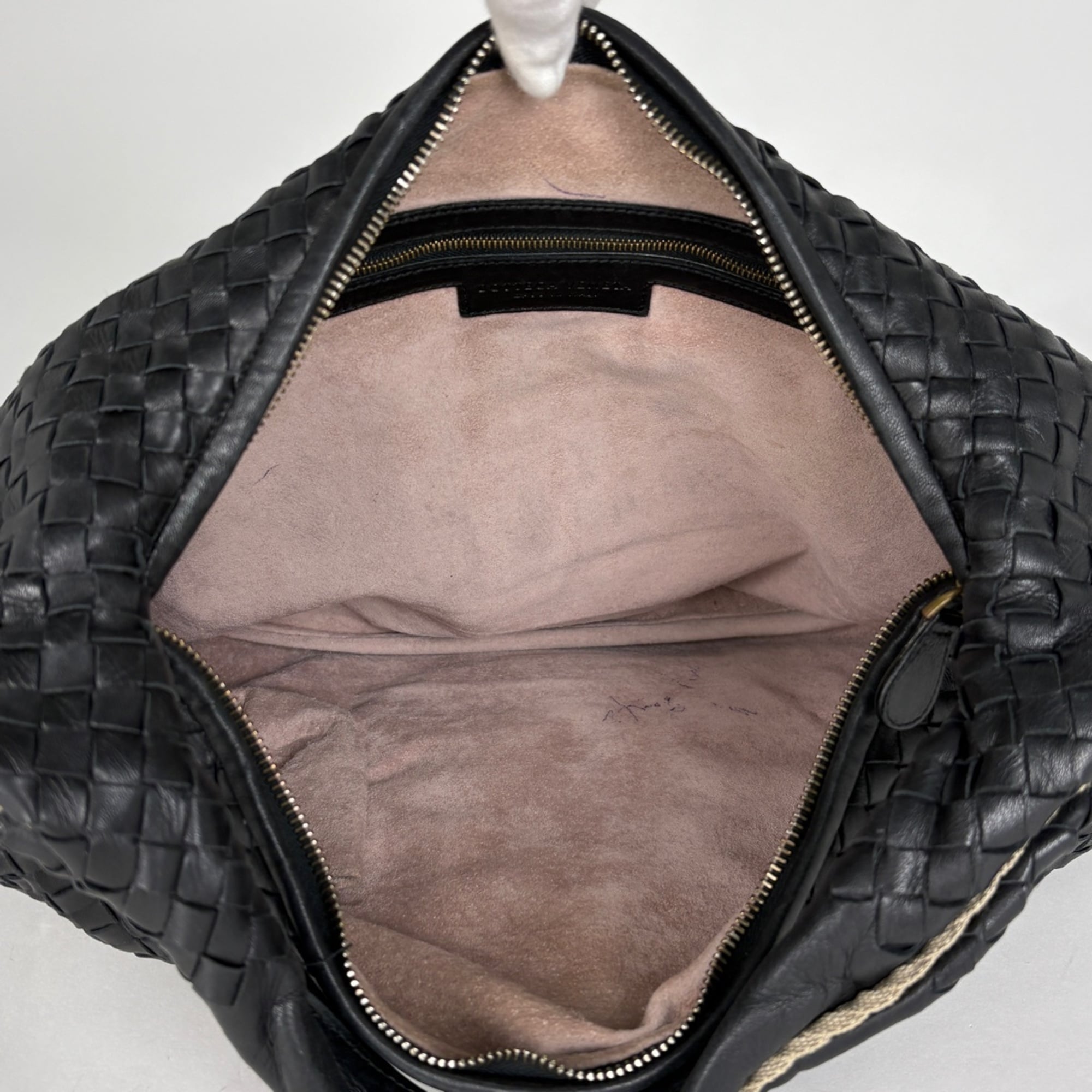 Bottega Veneta Beige Black Intrecciato Leather Shoulder Bag (Pre-Owned)