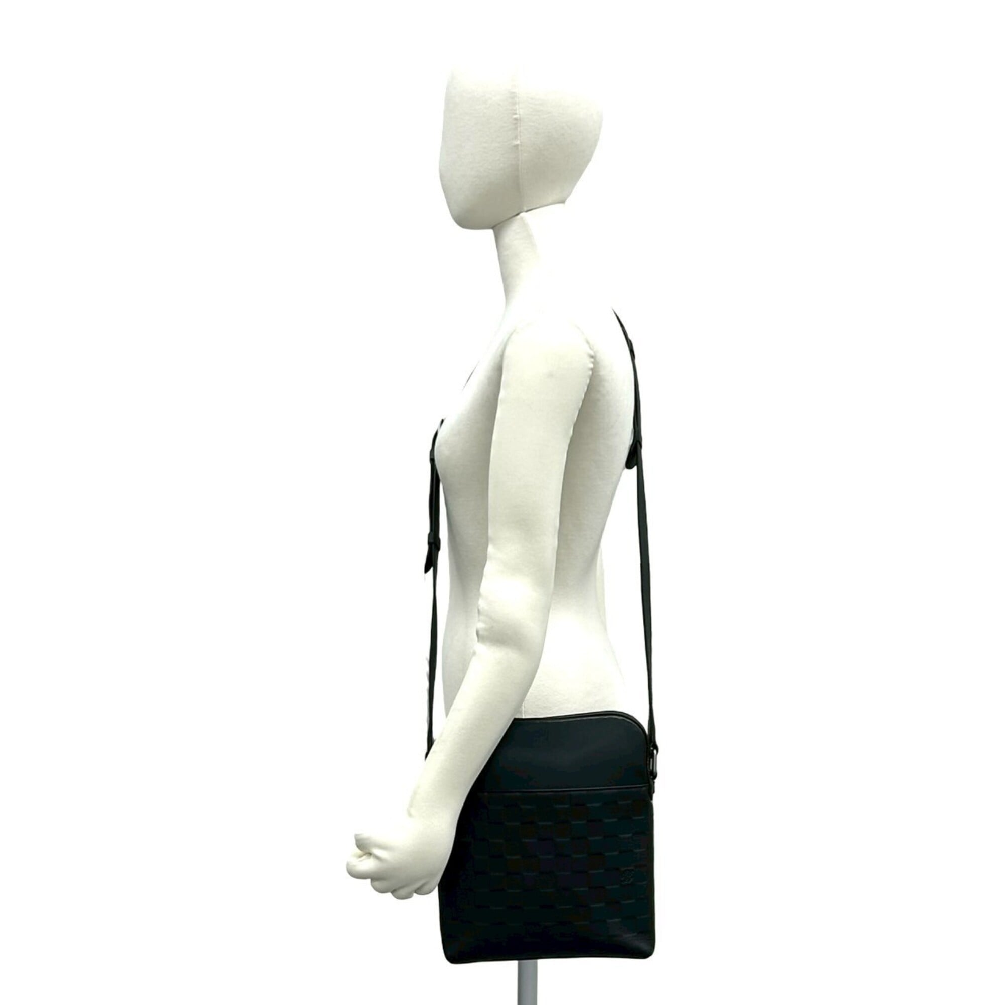 Louis Vuitton Black Leather Pochette Shoulder Bag (Pre-Owned)