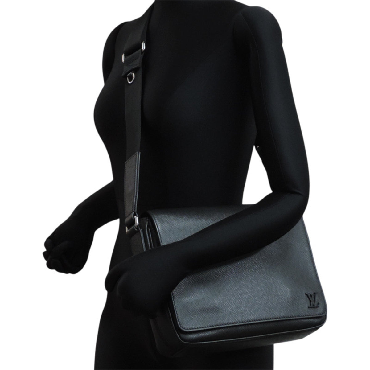 Louis Vuitton Black Taiga Leather Shoulder Bag (Pre-Owned)