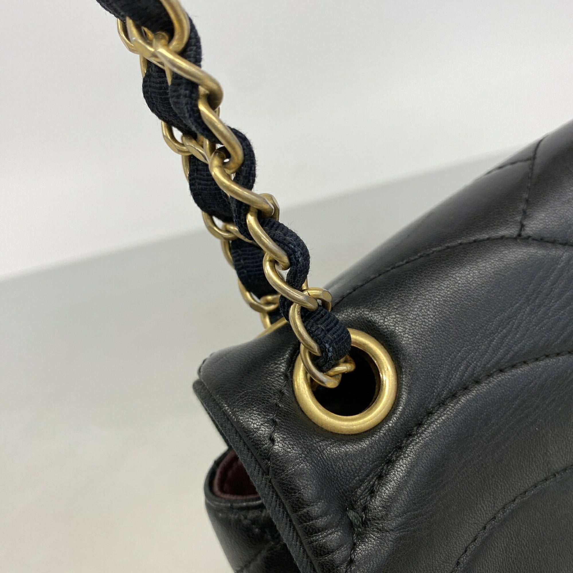 Chanel Black Leather Shoulder Bag (Pre-Owned)