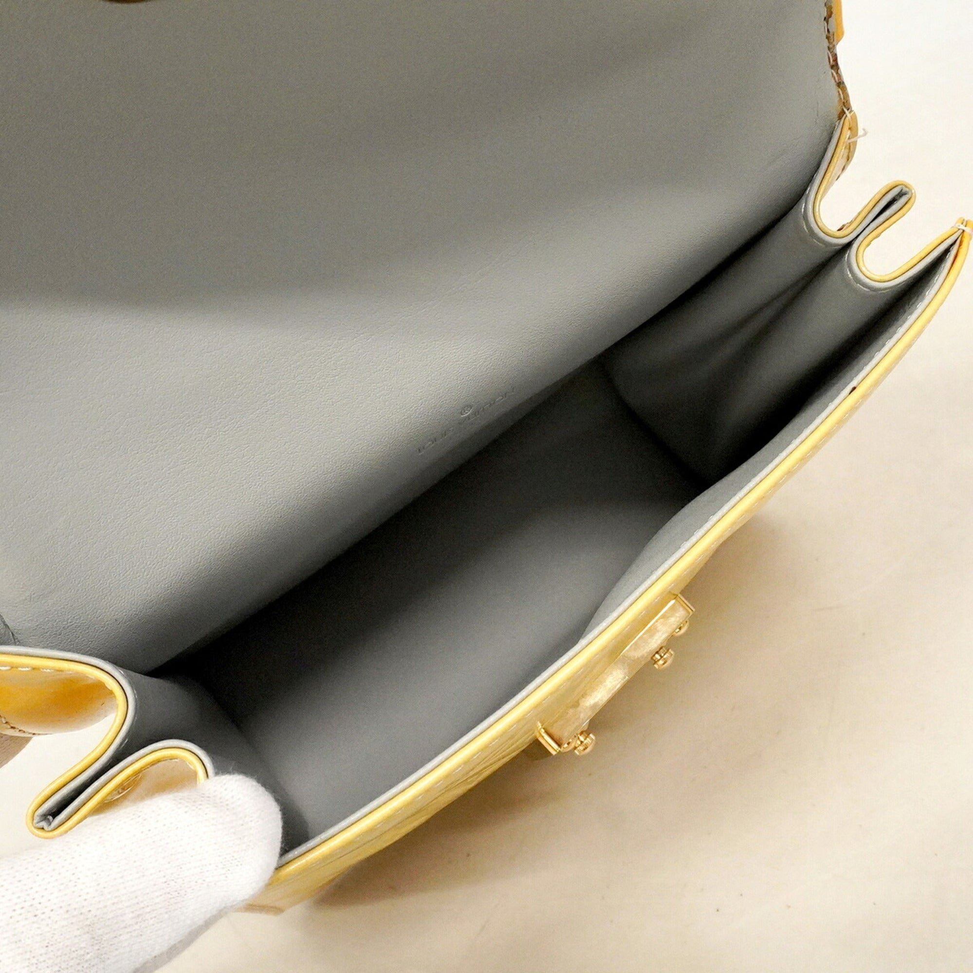 Louis Vuitton Gris Handbag (Pre-Owned)