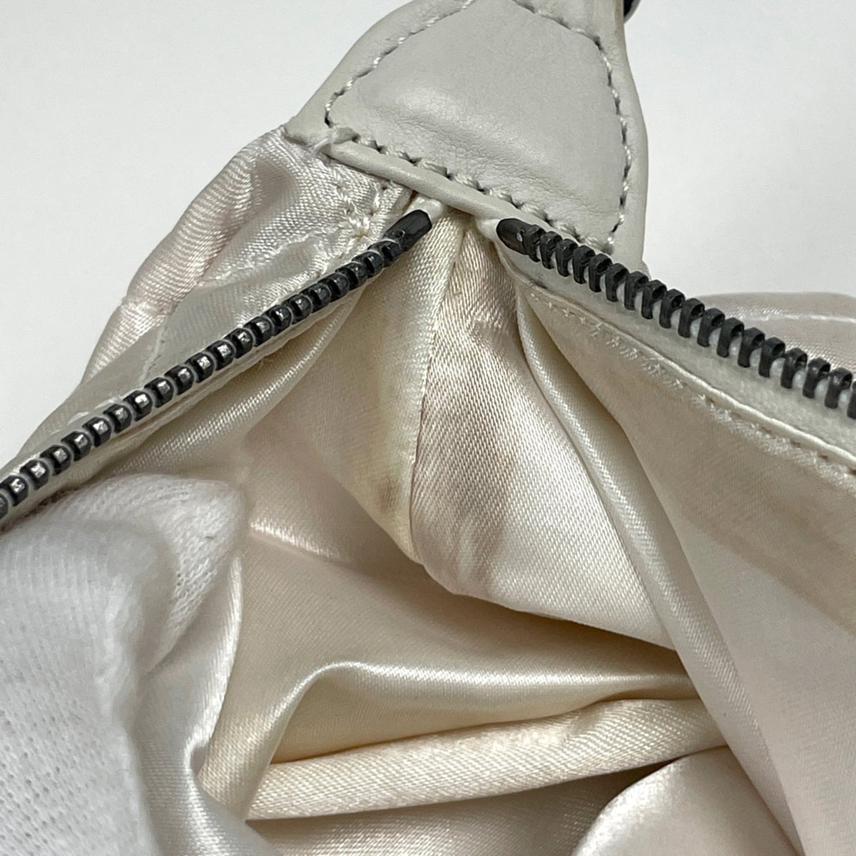 Chanel Ivory Leather Shoulder Bag (Pre-Owned)