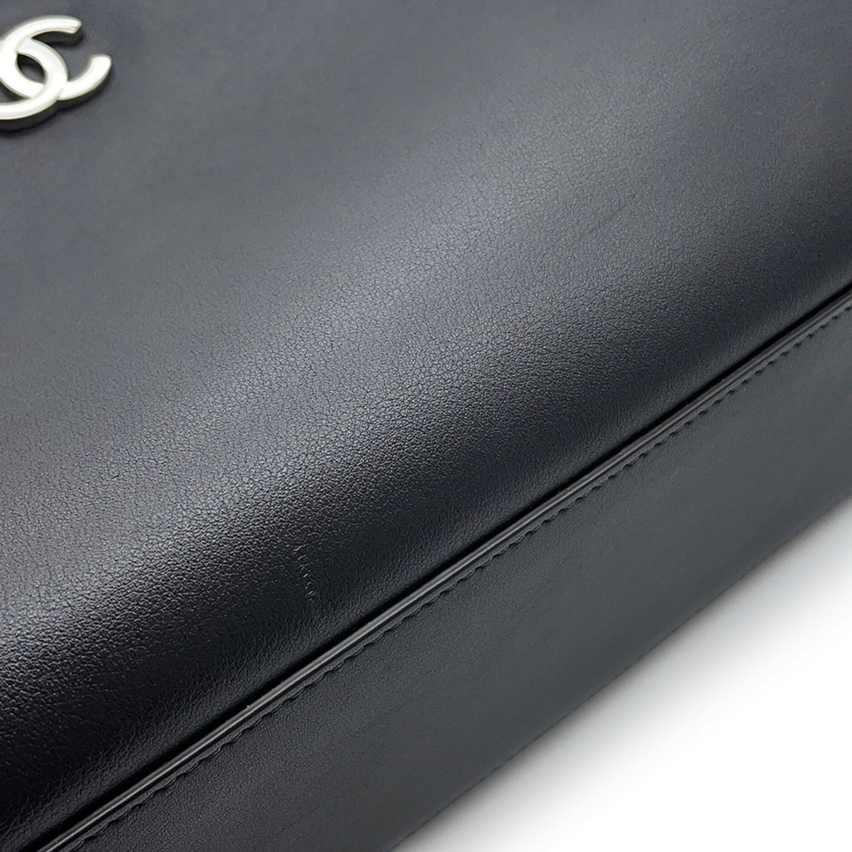 Chanel Black Leather Handbag Shoulder Bag (Pre-Owned)