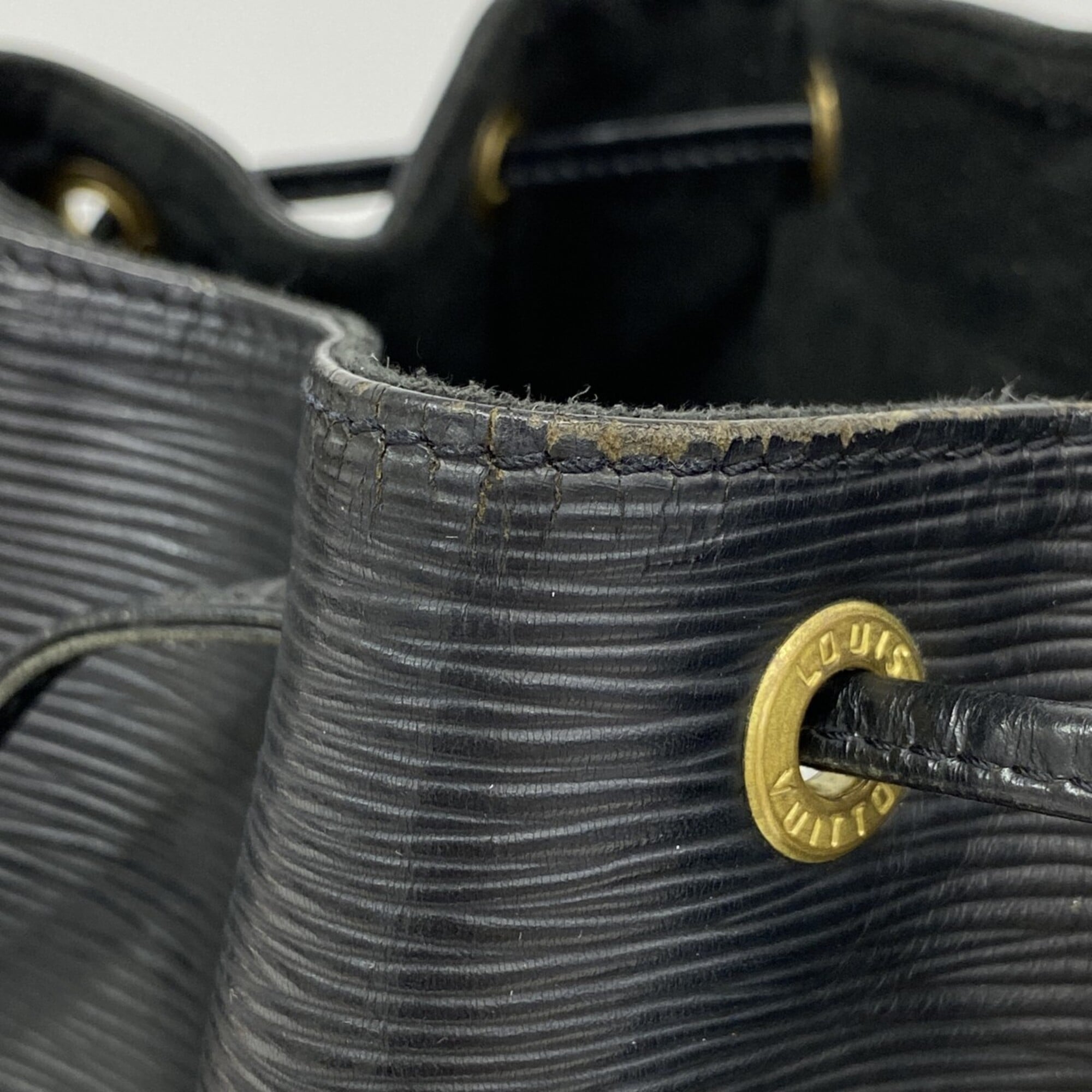 Louis Vuitton Noir Shoulder Bag (Pre-Owned)