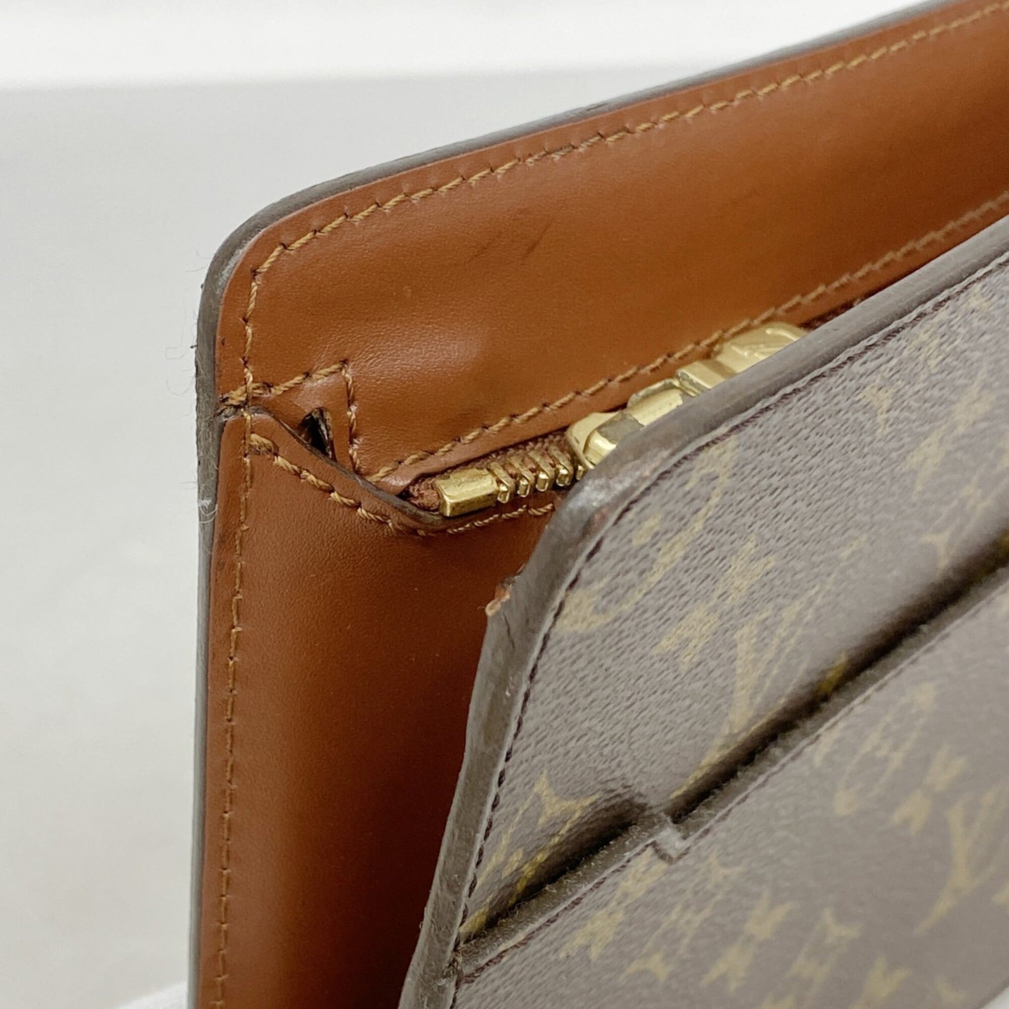Louis Vuitton Brown Clutch Bag (Pre-Owned)