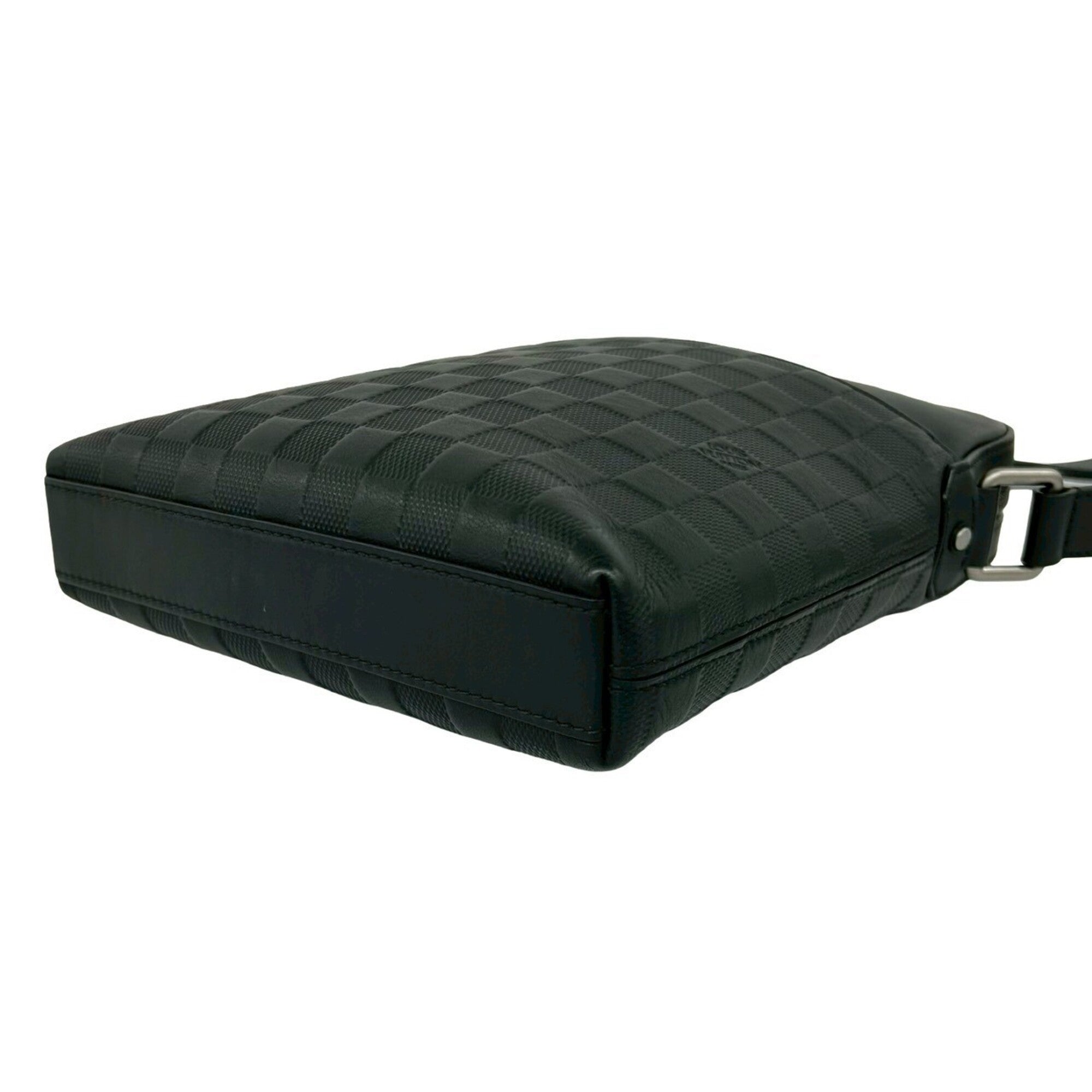 Louis Vuitton Black Leather Pochette Shoulder Bag (Pre-Owned)