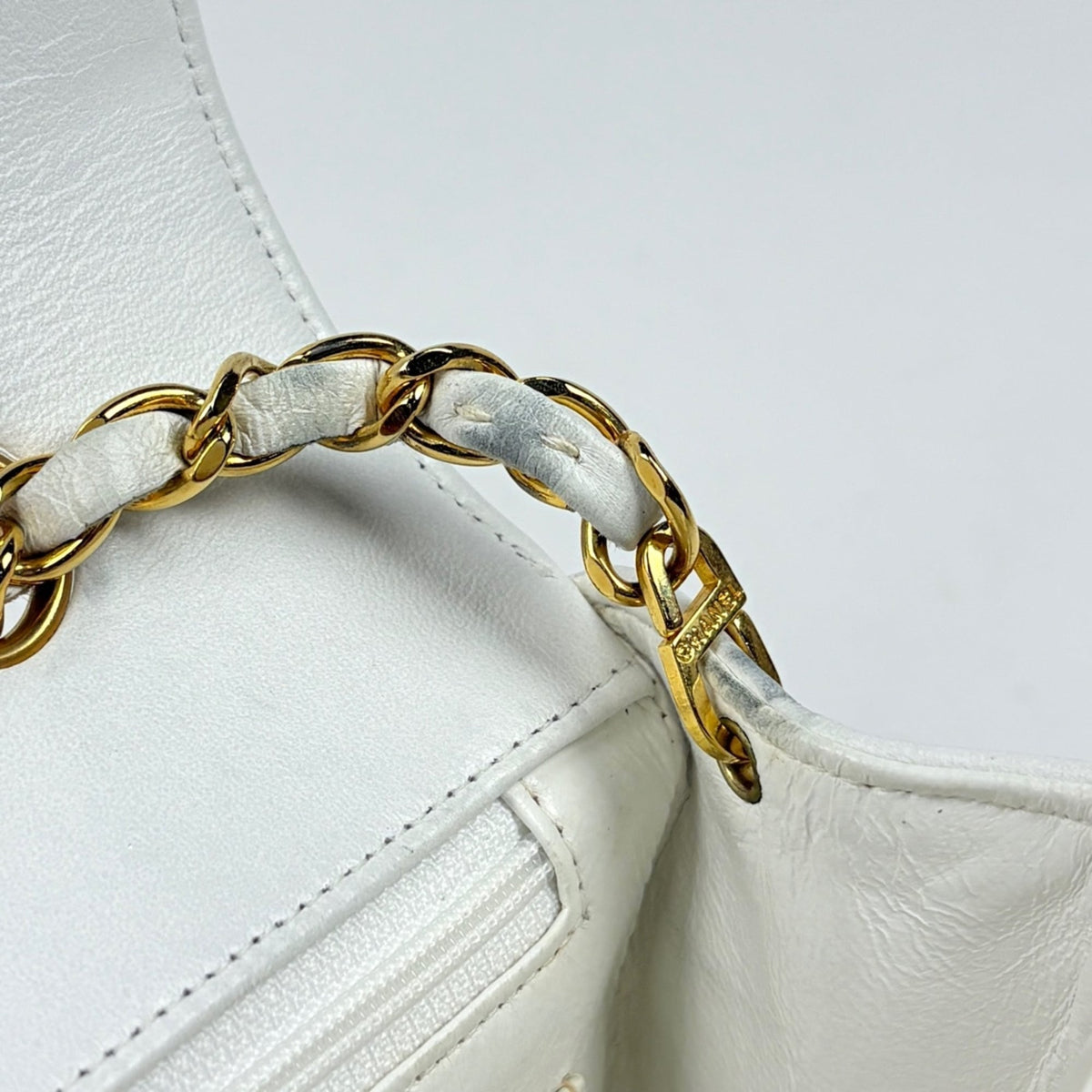 Chanel White Leather Shoulder Bag (Pre-Owned)