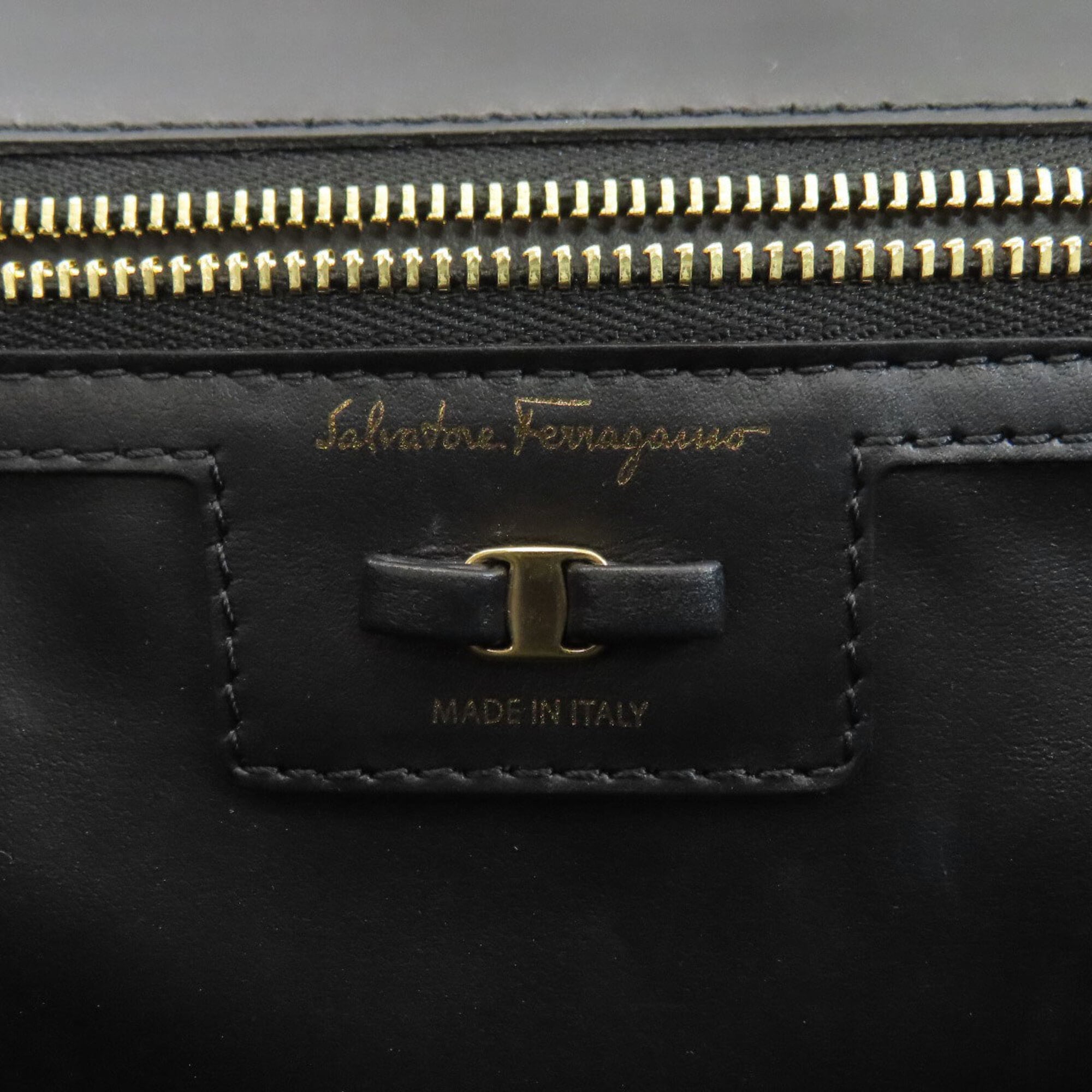 Salvatore Ferragamo Black Leather Shoulder Bag (Pre-Owned)