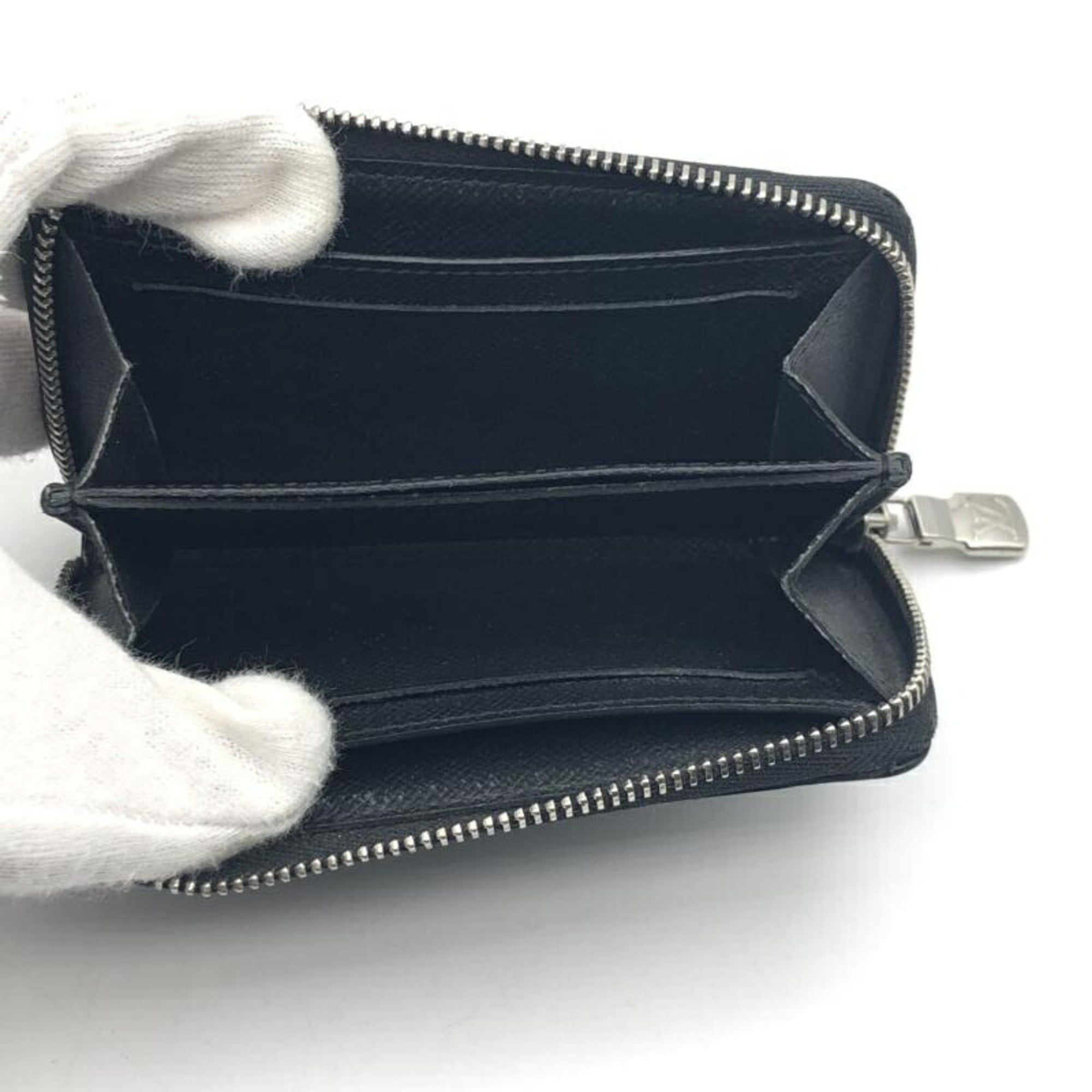 Louis Vuitton Black Taiga Leather (Pre-Owned)