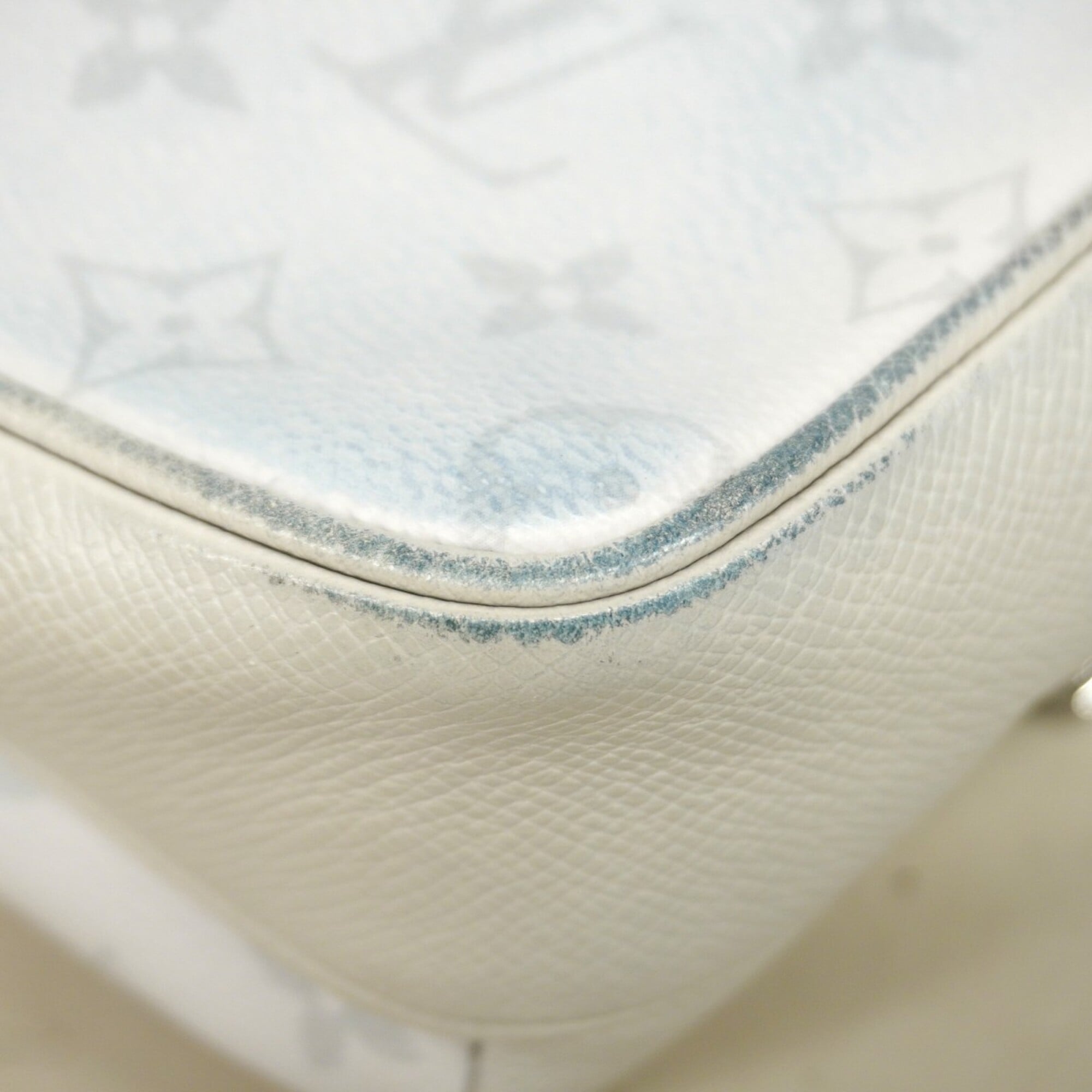 Louis Vuitton White Shoulder Bag (Pre-Owned)